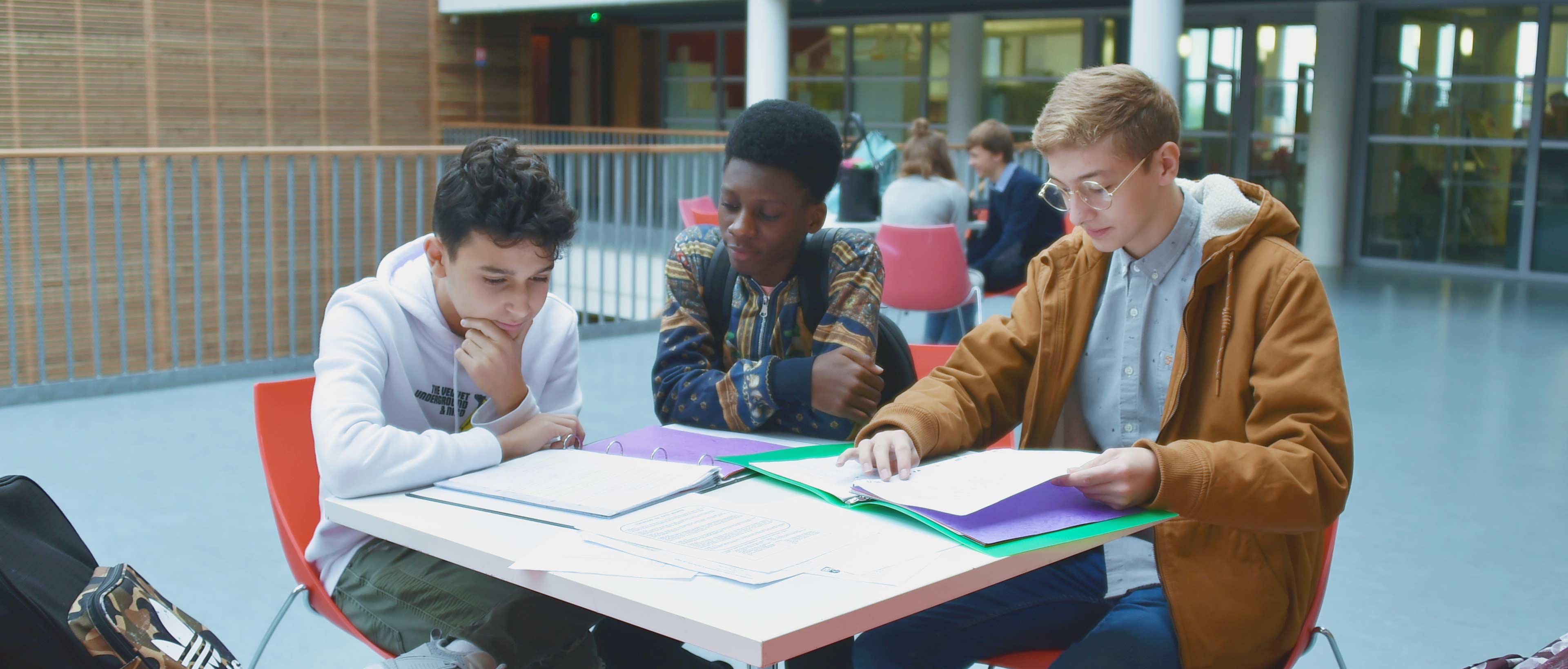 Lycéens effectuant leurs devoirs 