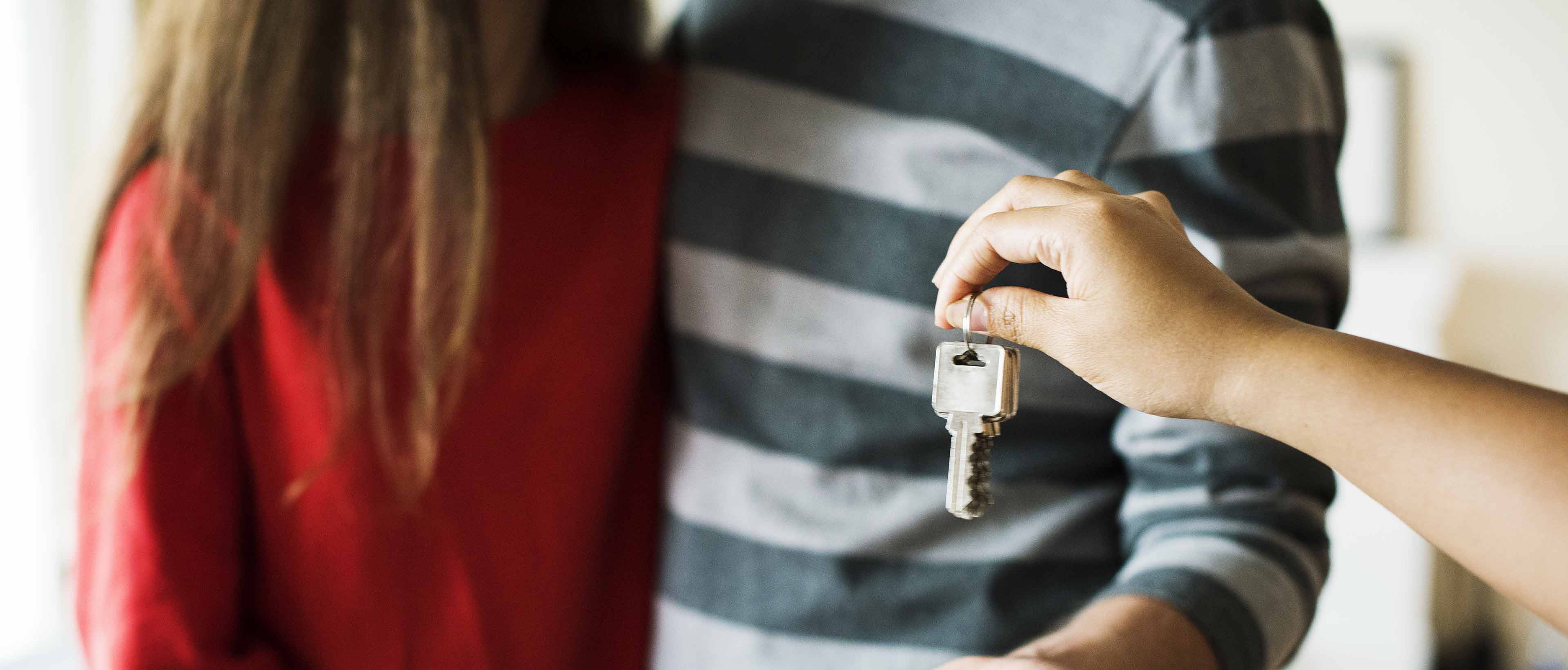 Photo de 2 jeunes recevant les clefs de leur appartement