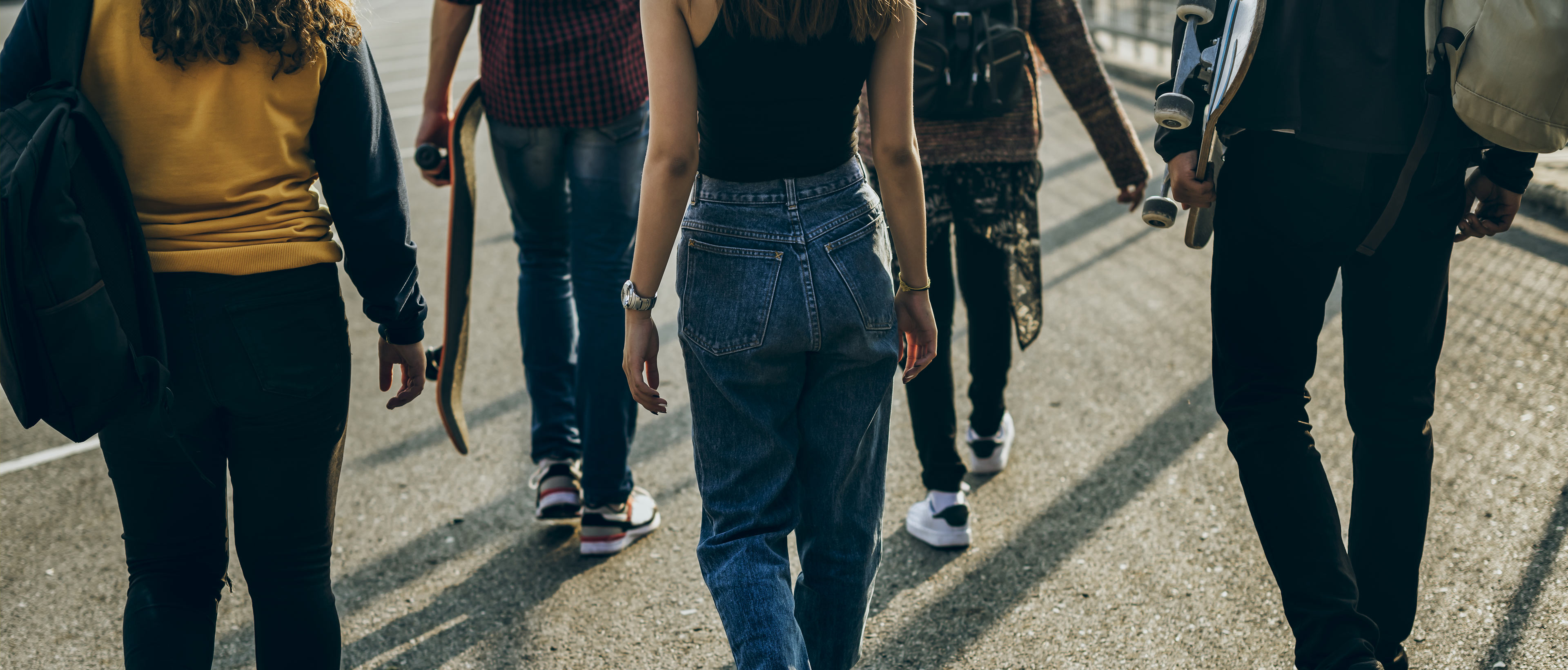 Photo de jeunes de dos marchant dans la rue