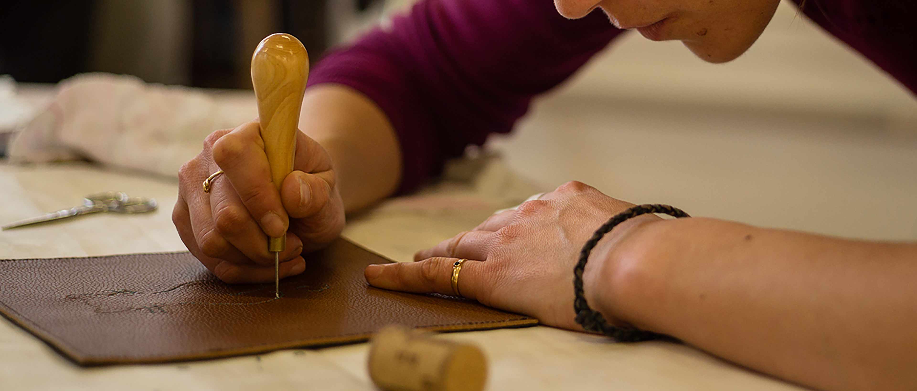 Photo d'une apprenti dans les métiers du Cuir