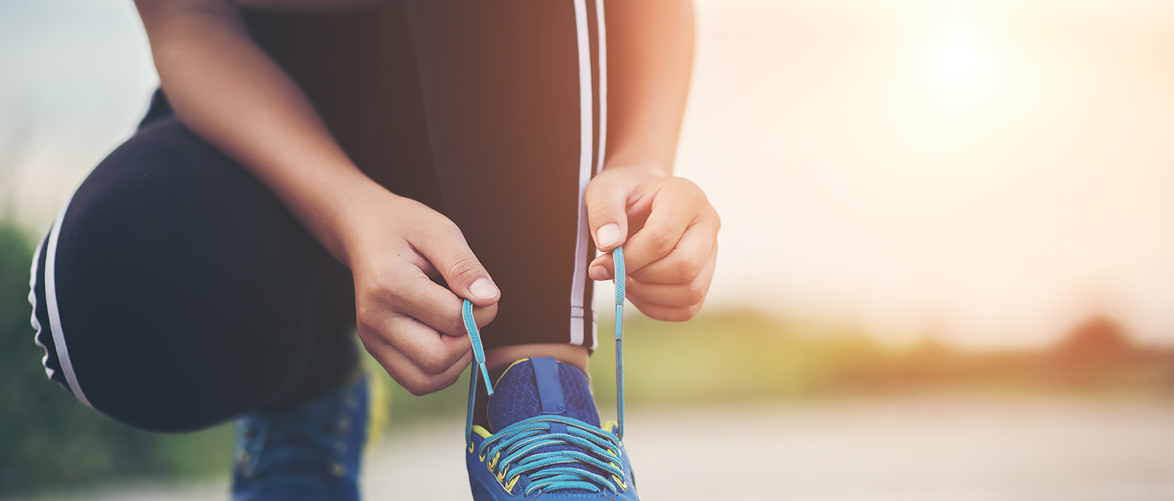 Photo d'une jeune relassant sa chaussure