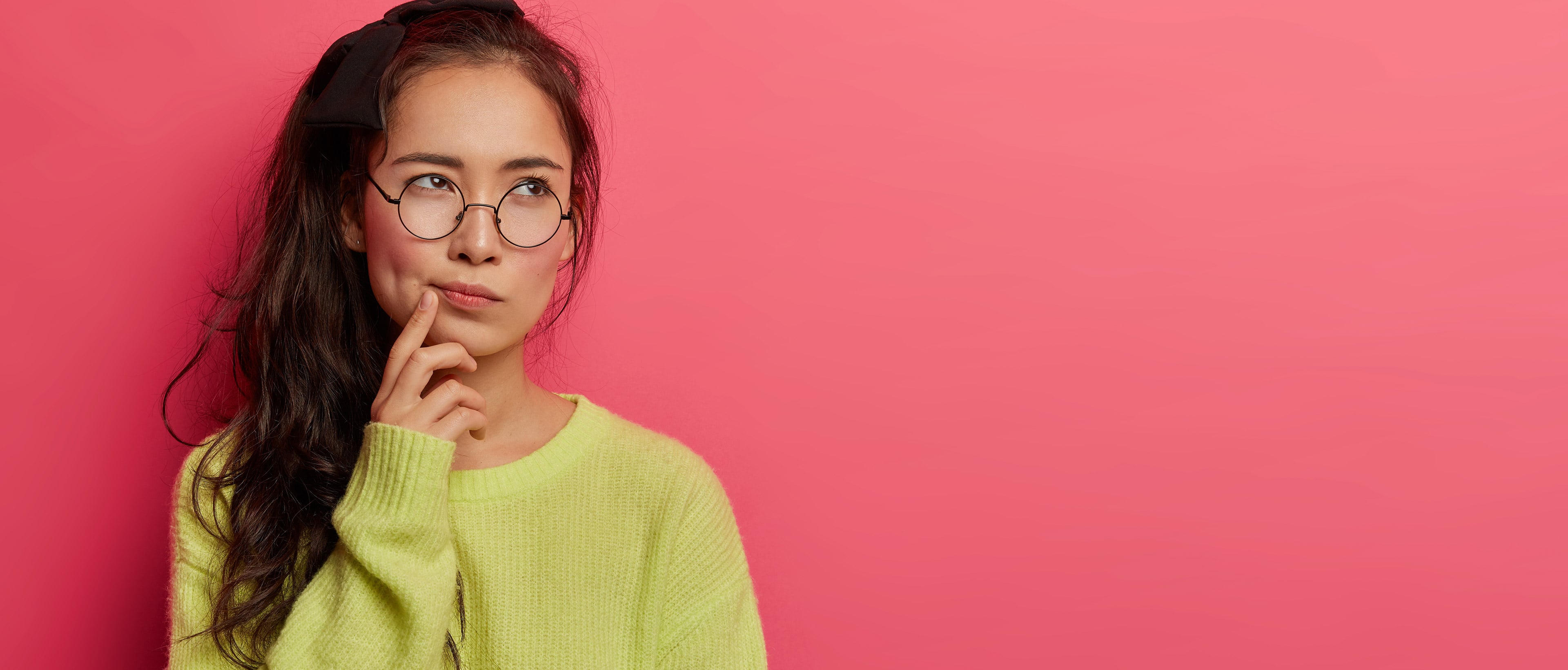 Jeune femme qui réfléchit