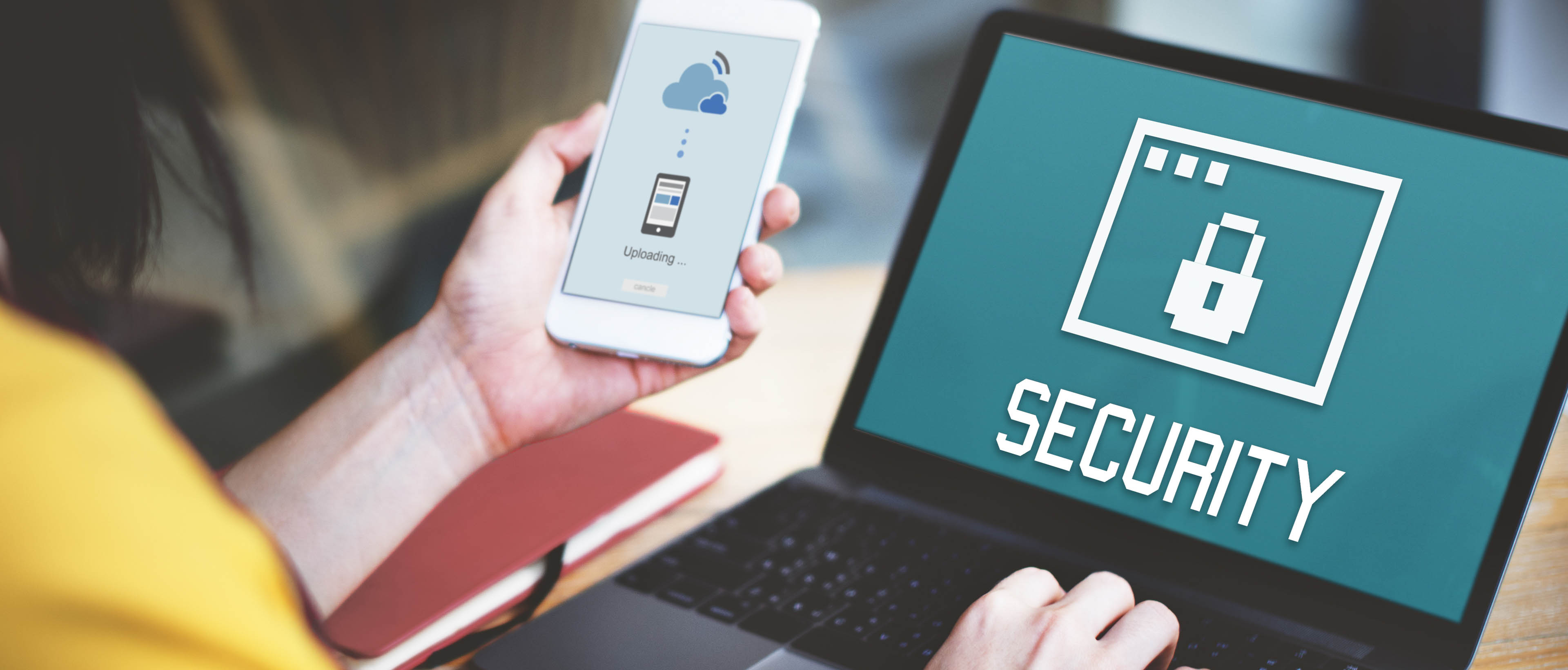 personne se connectant sur un ordinateur sécurisé