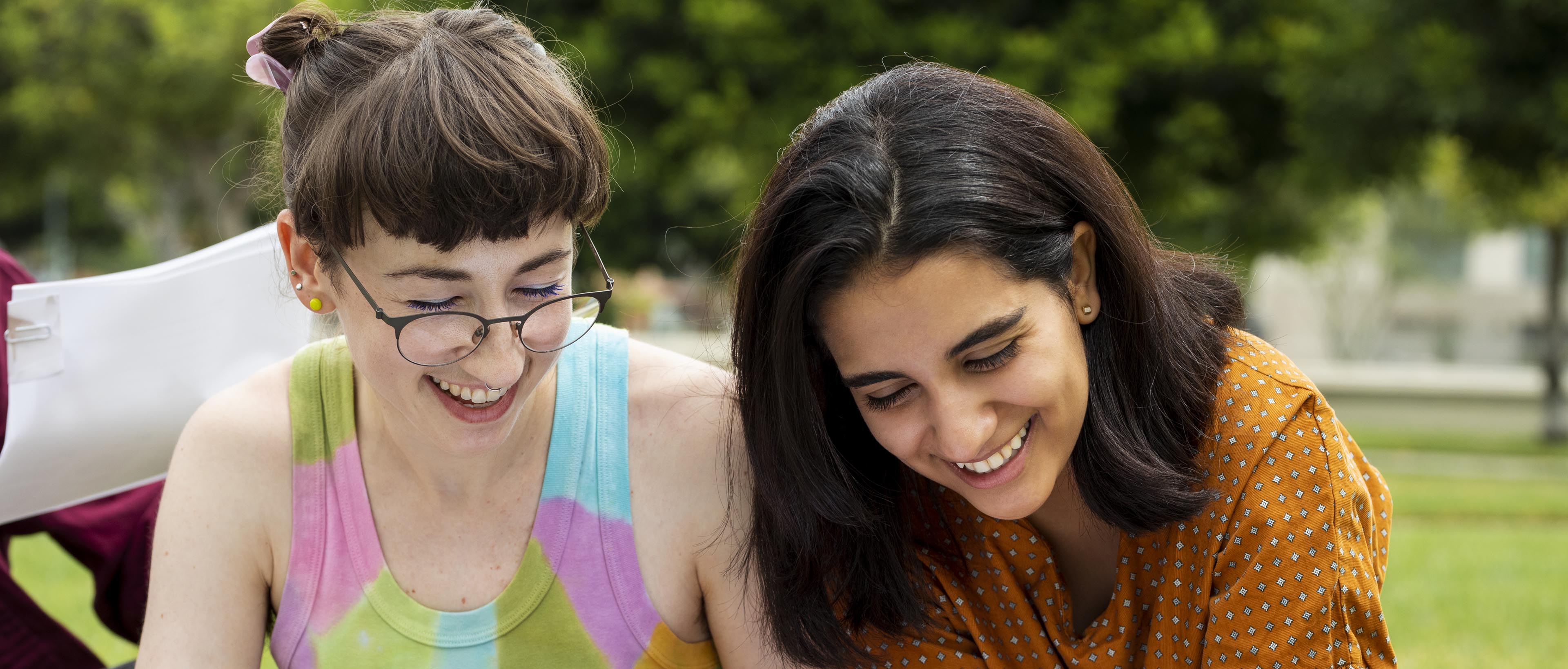 photo de lycéennes souriantes