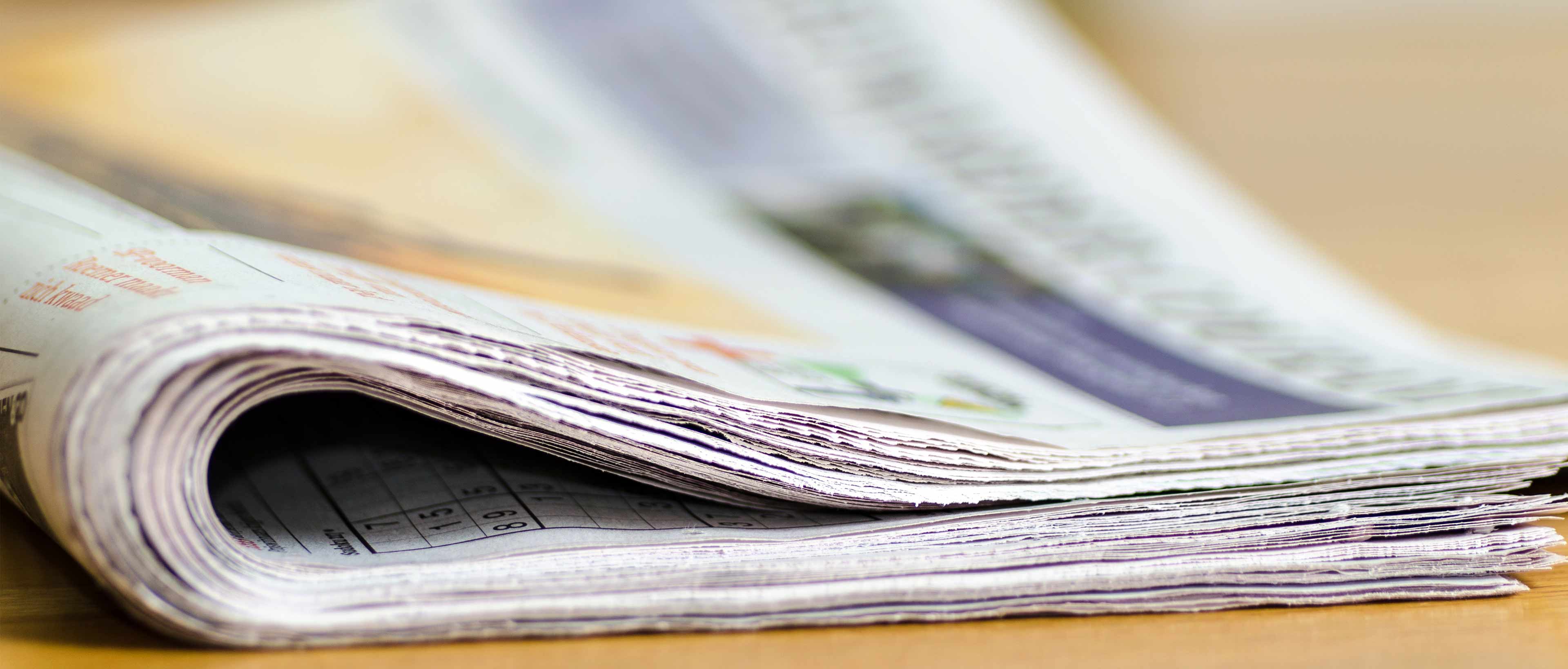 Photo d'un journal plié en deux