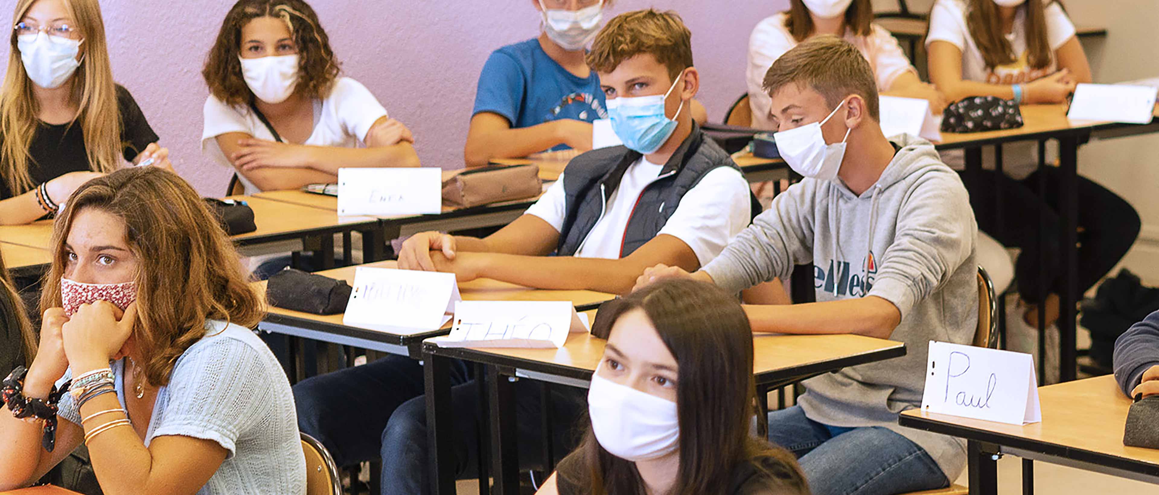 élèves masqués en salle de cours