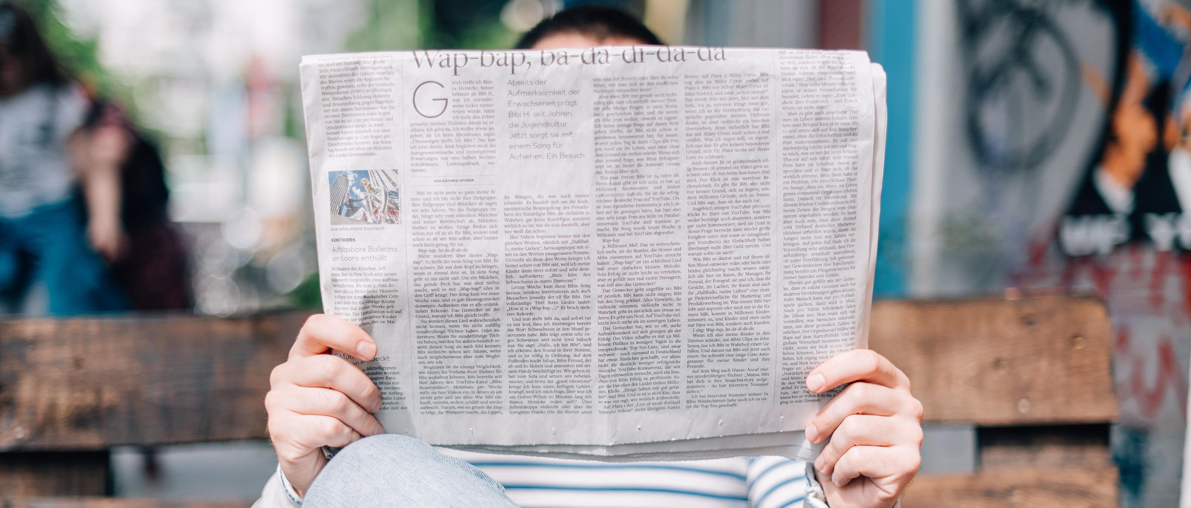 personne lisant un journal