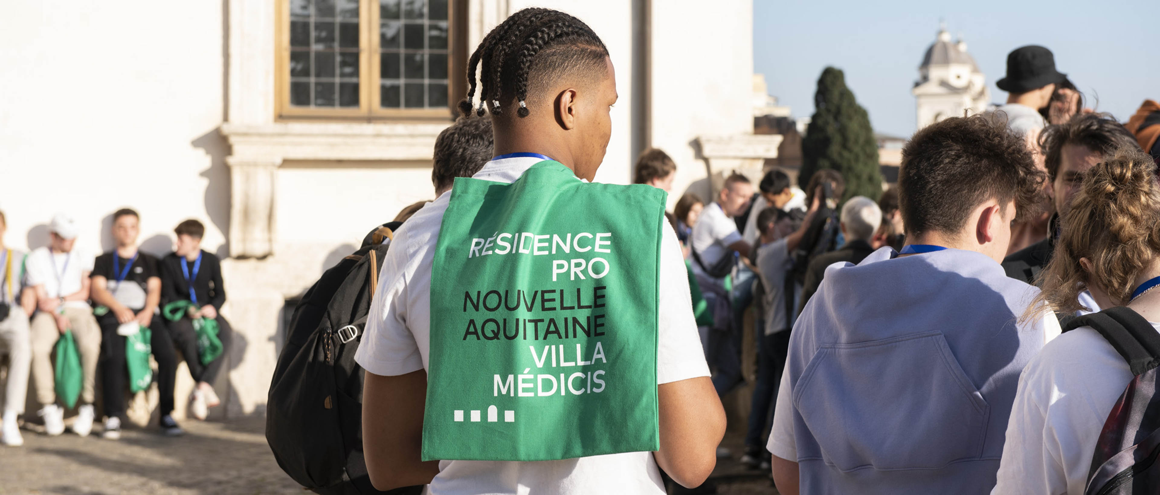 Mai 2022 - jeune homme portant un sac Résidence Pro Villa Médicis