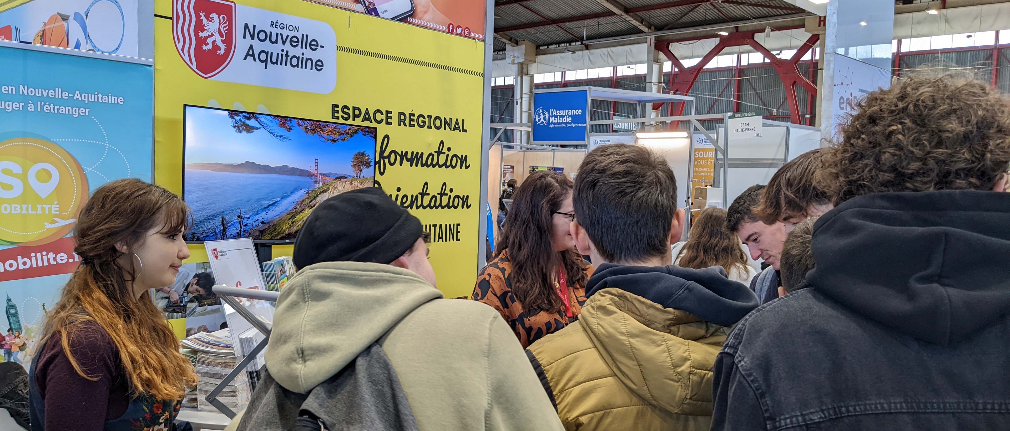 jeunes sur le stand Eriona du salon d'orientation de Limoges