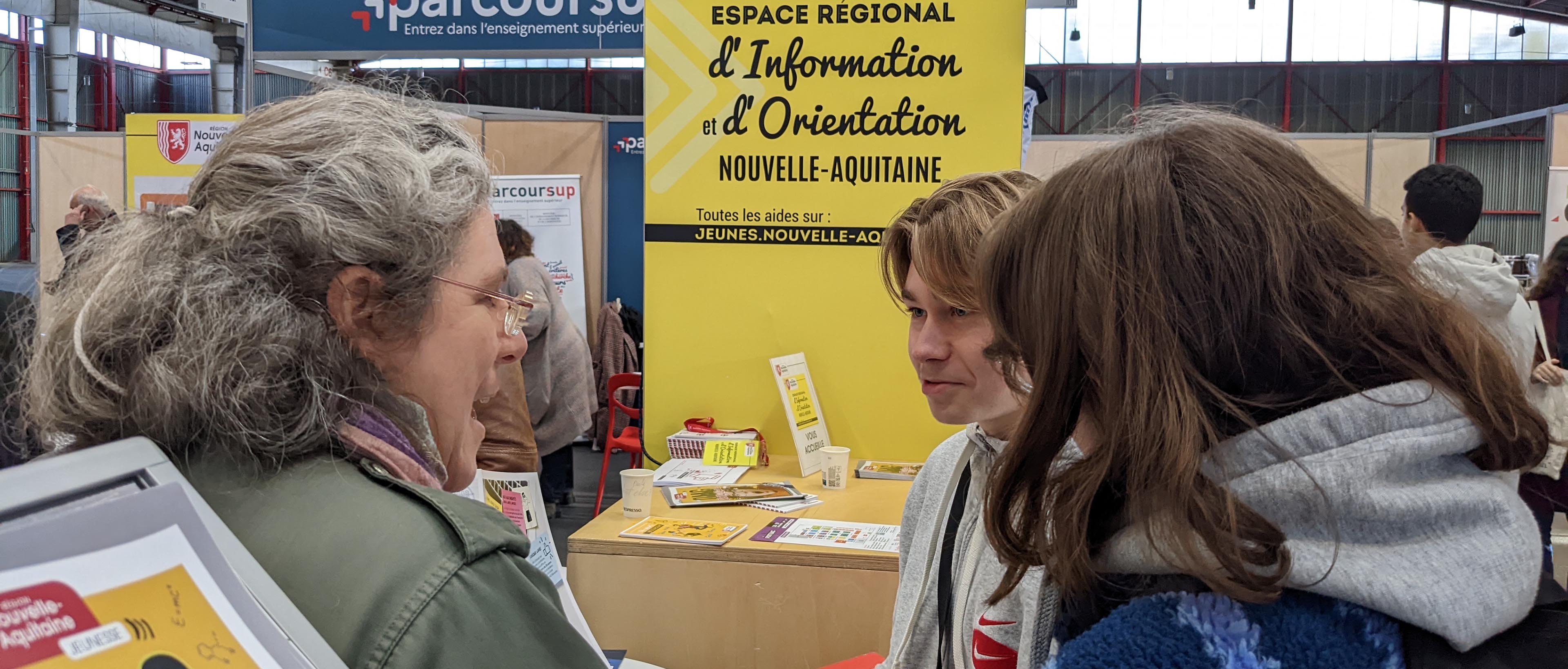 jeunes sur le stand Eriona du salon d'orientation de Limoges