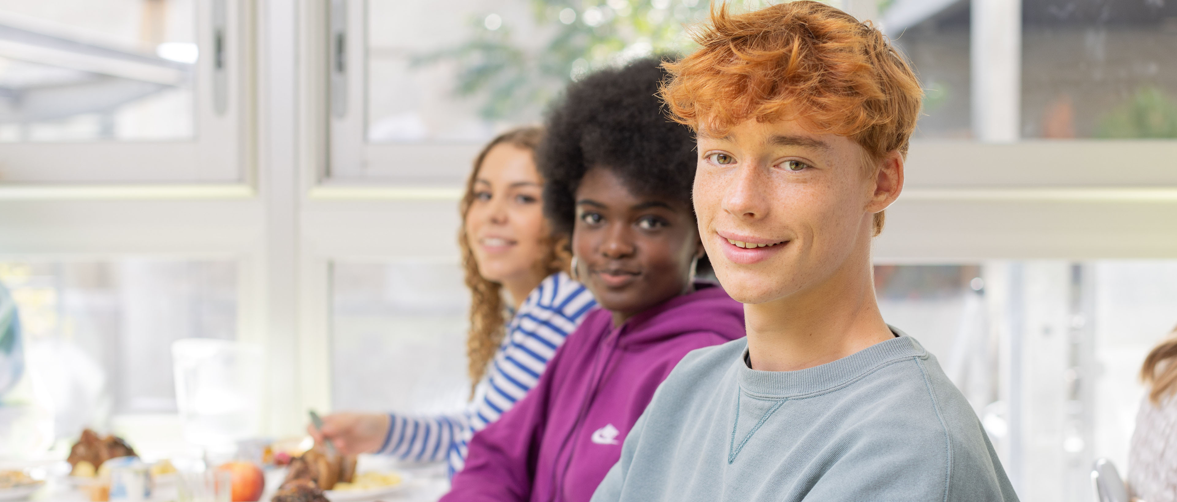 Trois jeunes de trois quart face