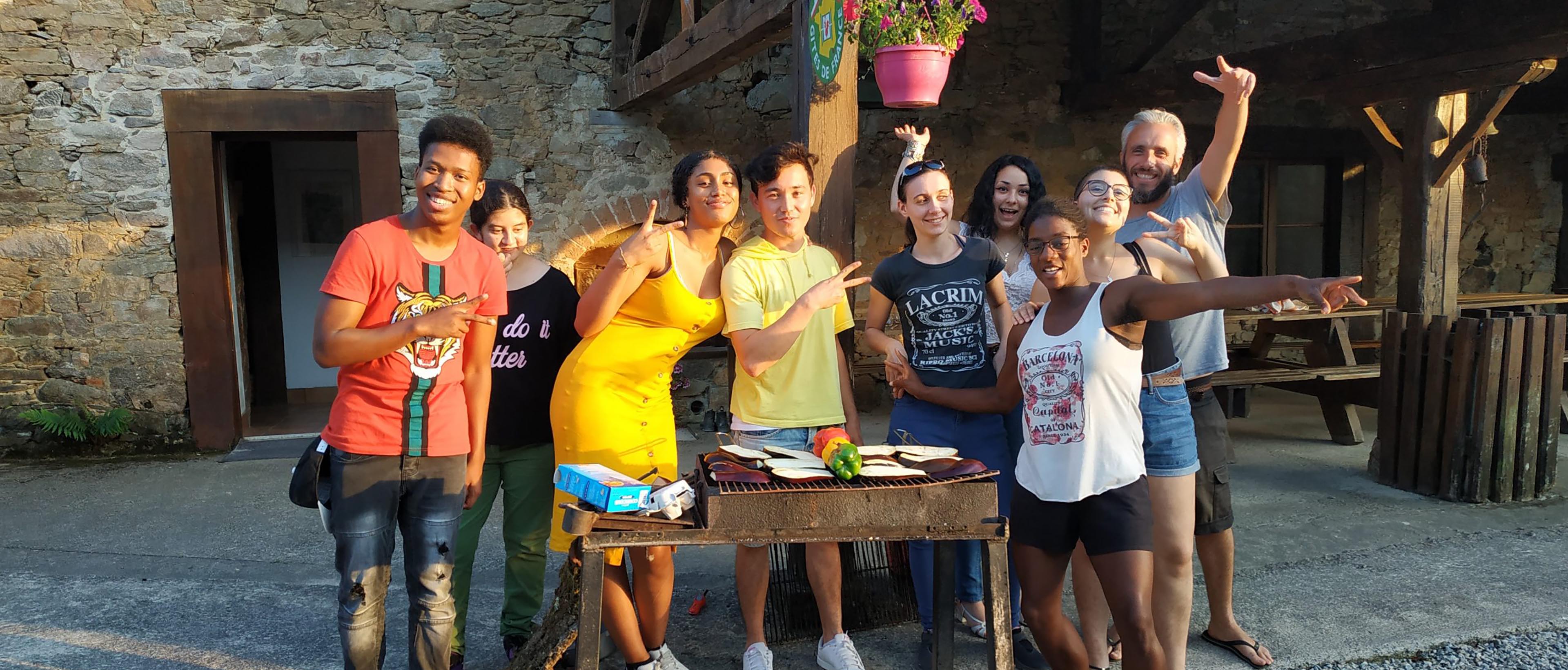 Groupe de jeunes en vacances posant pour la photo