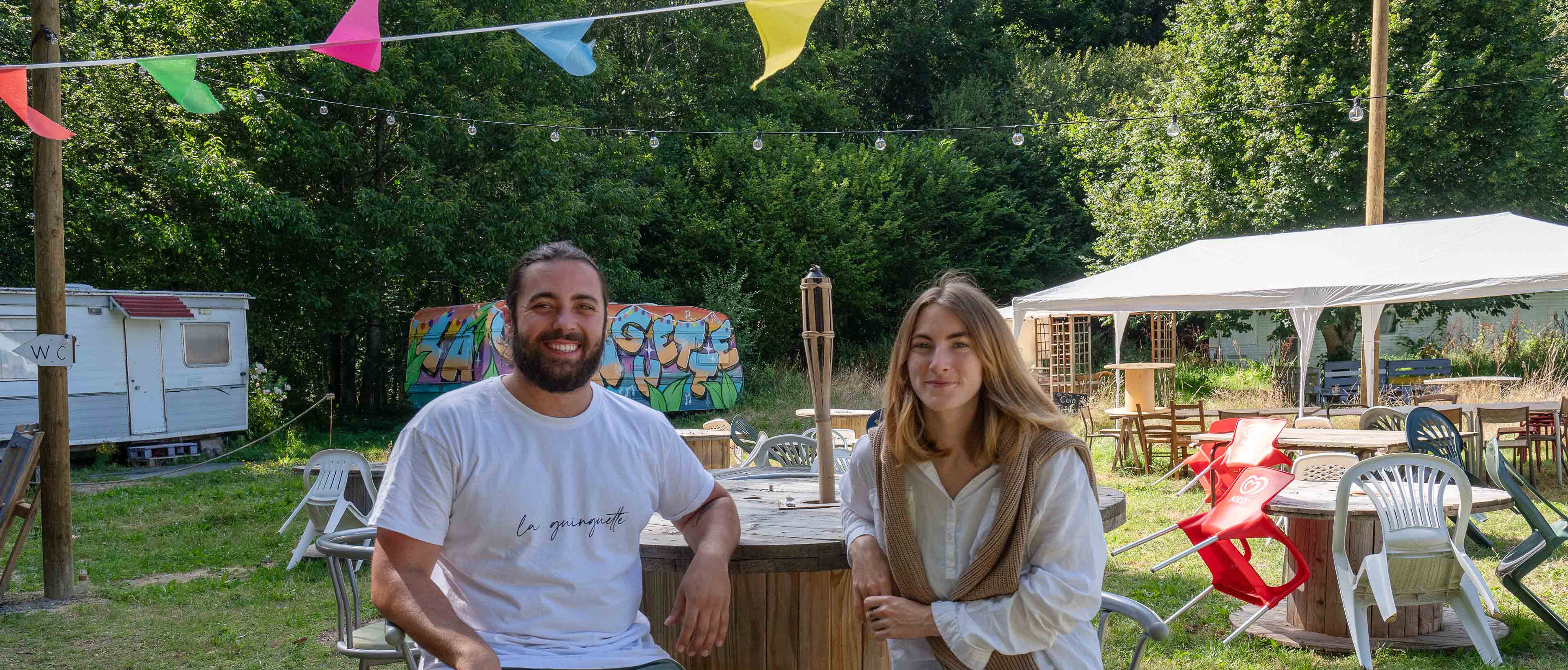 Guinguette de Masmangeas - photo d'un jeune couple devant la guinguette