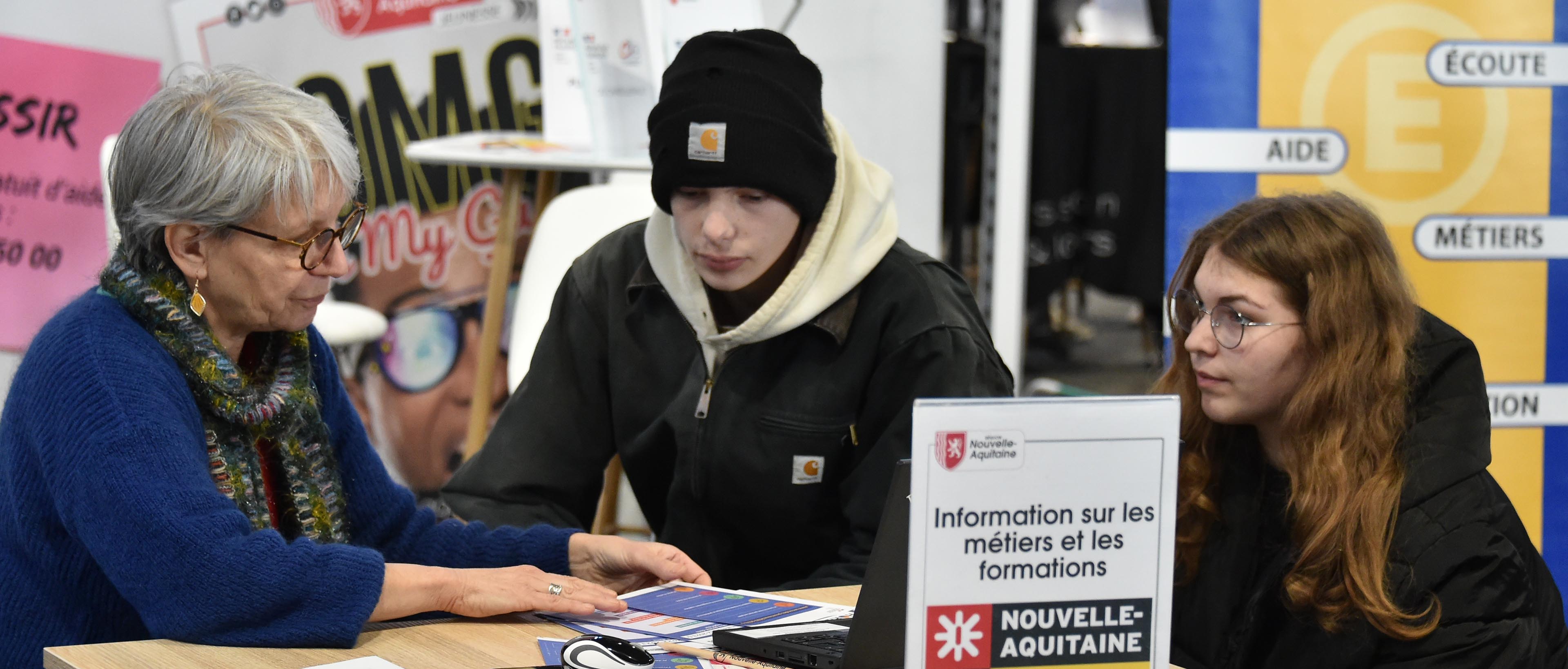 Jeunes dans un salon d'orientation