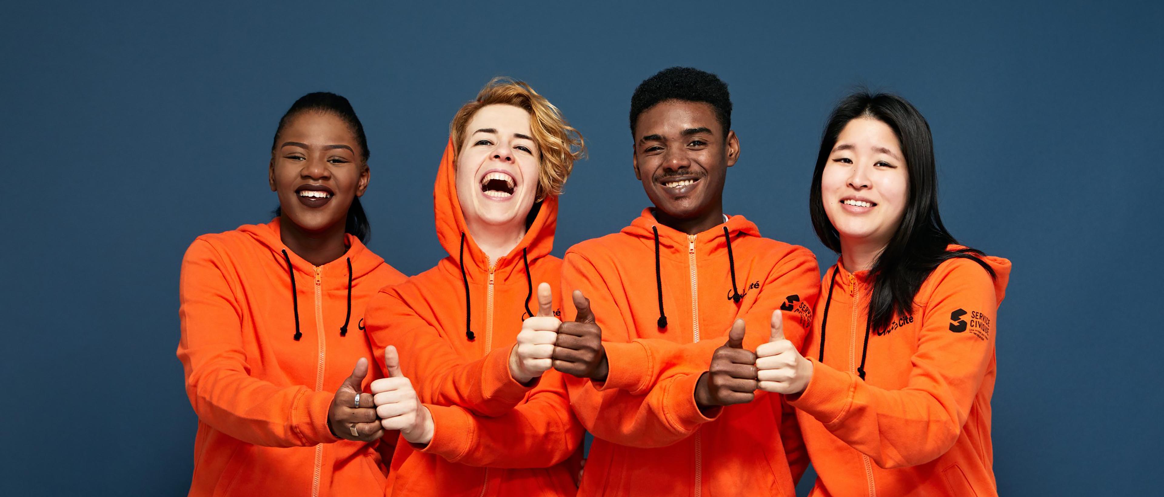 Jeunes en Service civique Unis Cités avec ldes sweats Orange