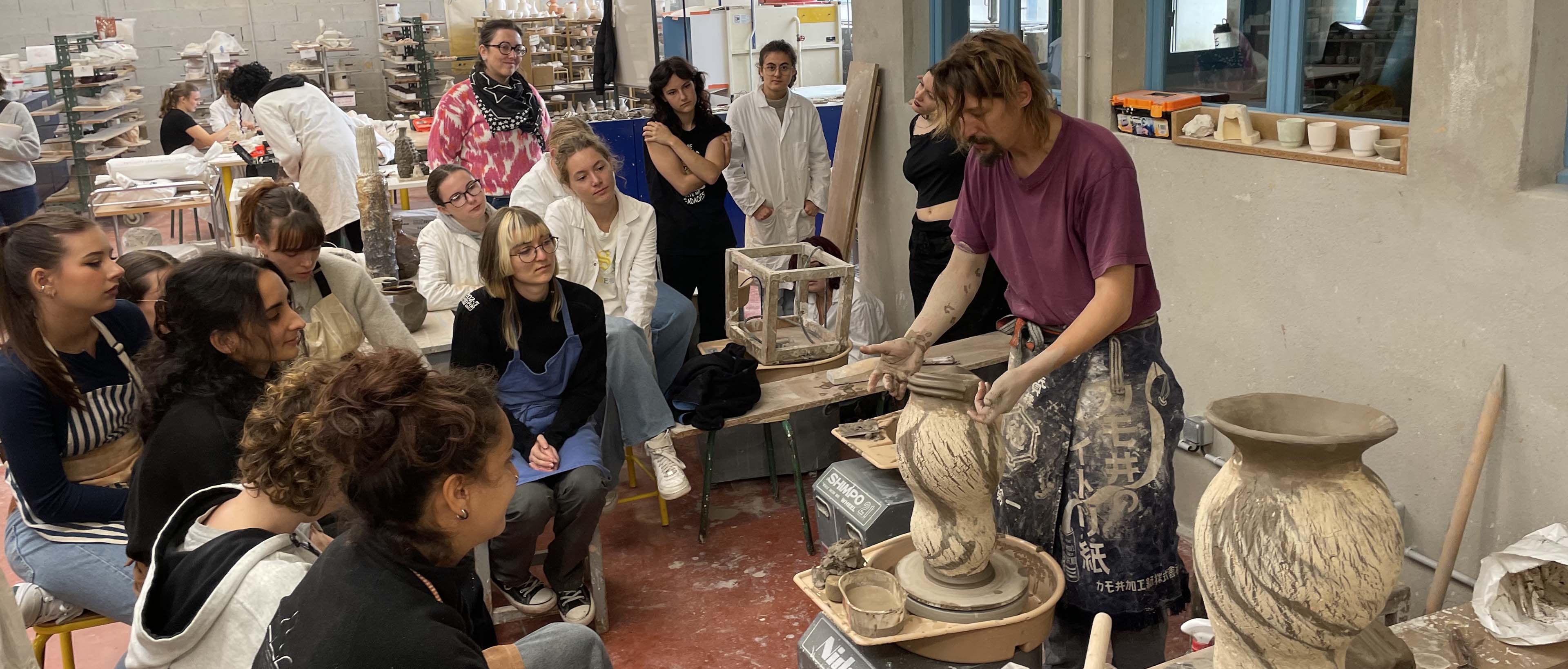 Tristan Chambaud-Héraud Artiste céramiste fait une démonstration dans son lycée