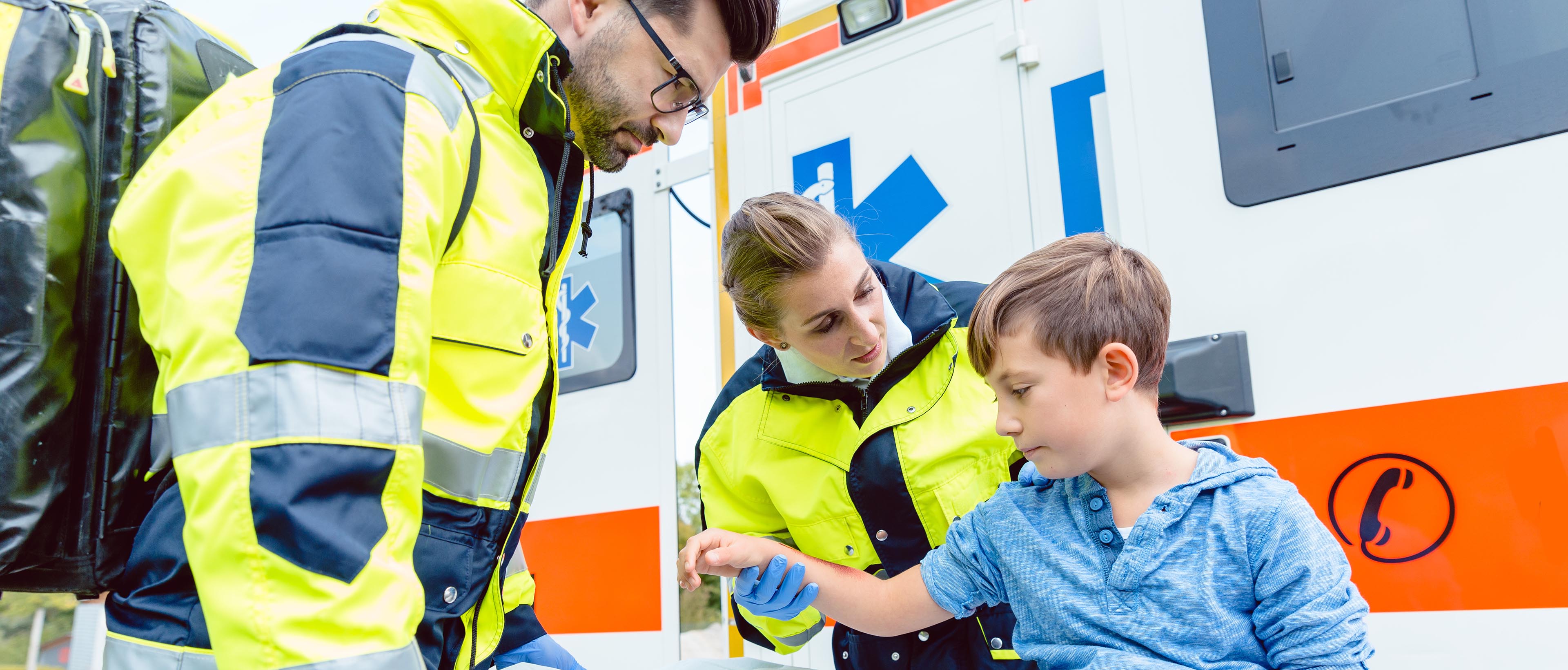 Ambulanciers et garçonnet