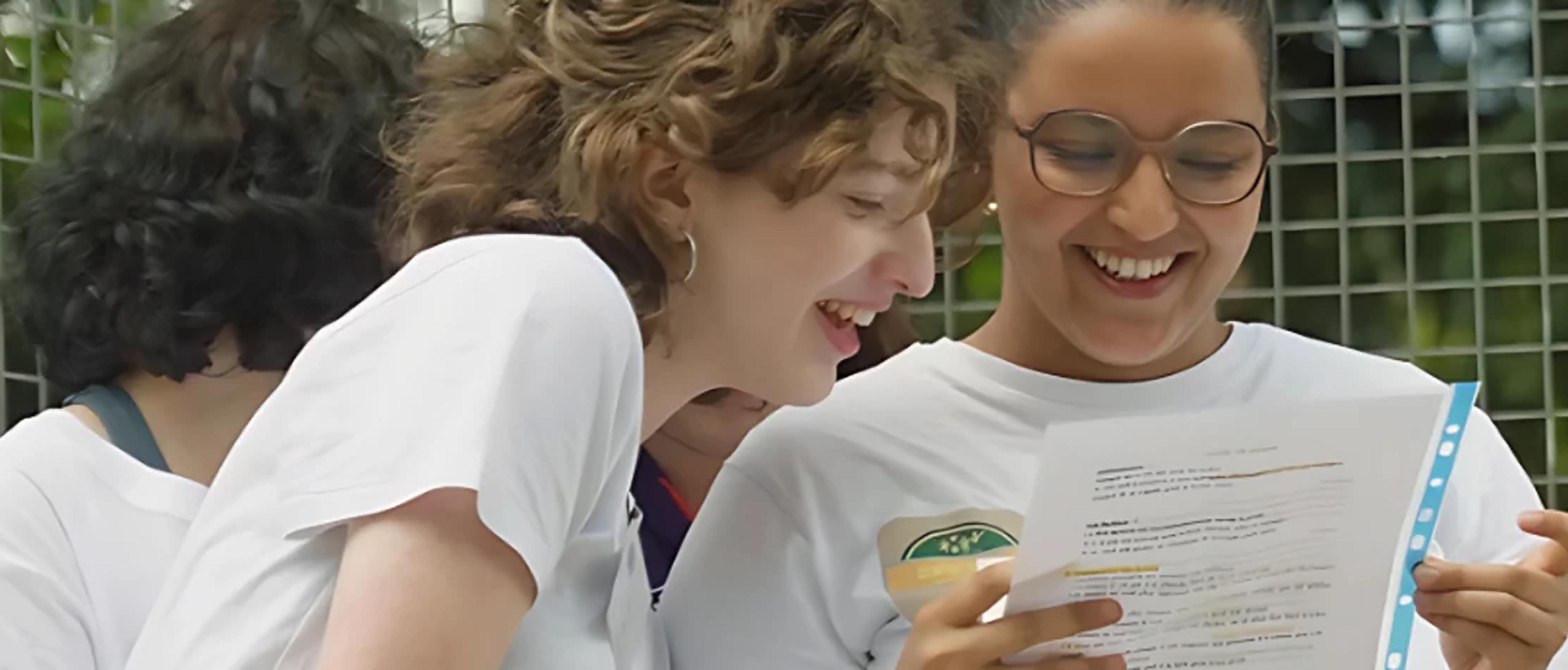 jeunes filles lisant une consigne de jeu