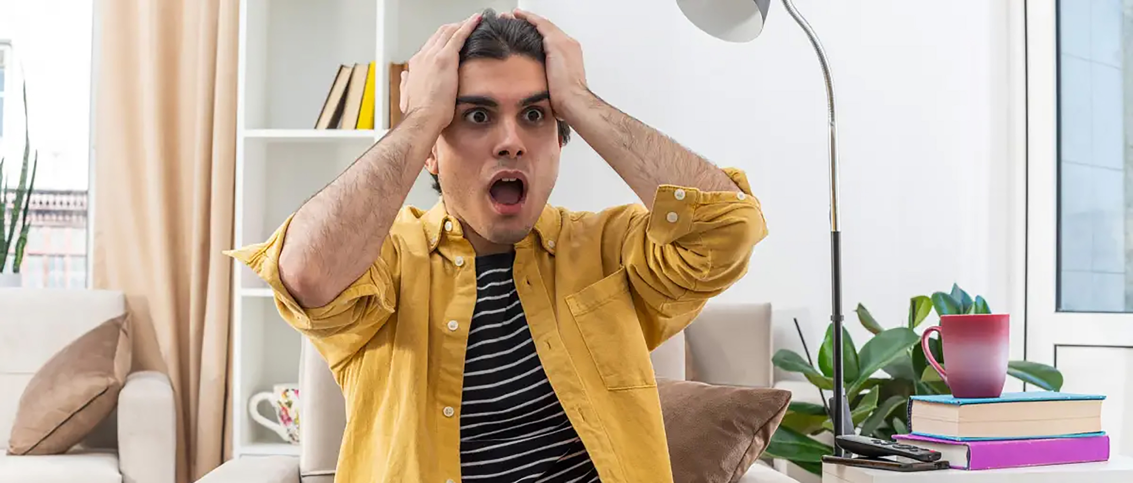 Un jeune homme se prend la tête dans les mains - Guide des emmerdes 2025 - Infos jeunes