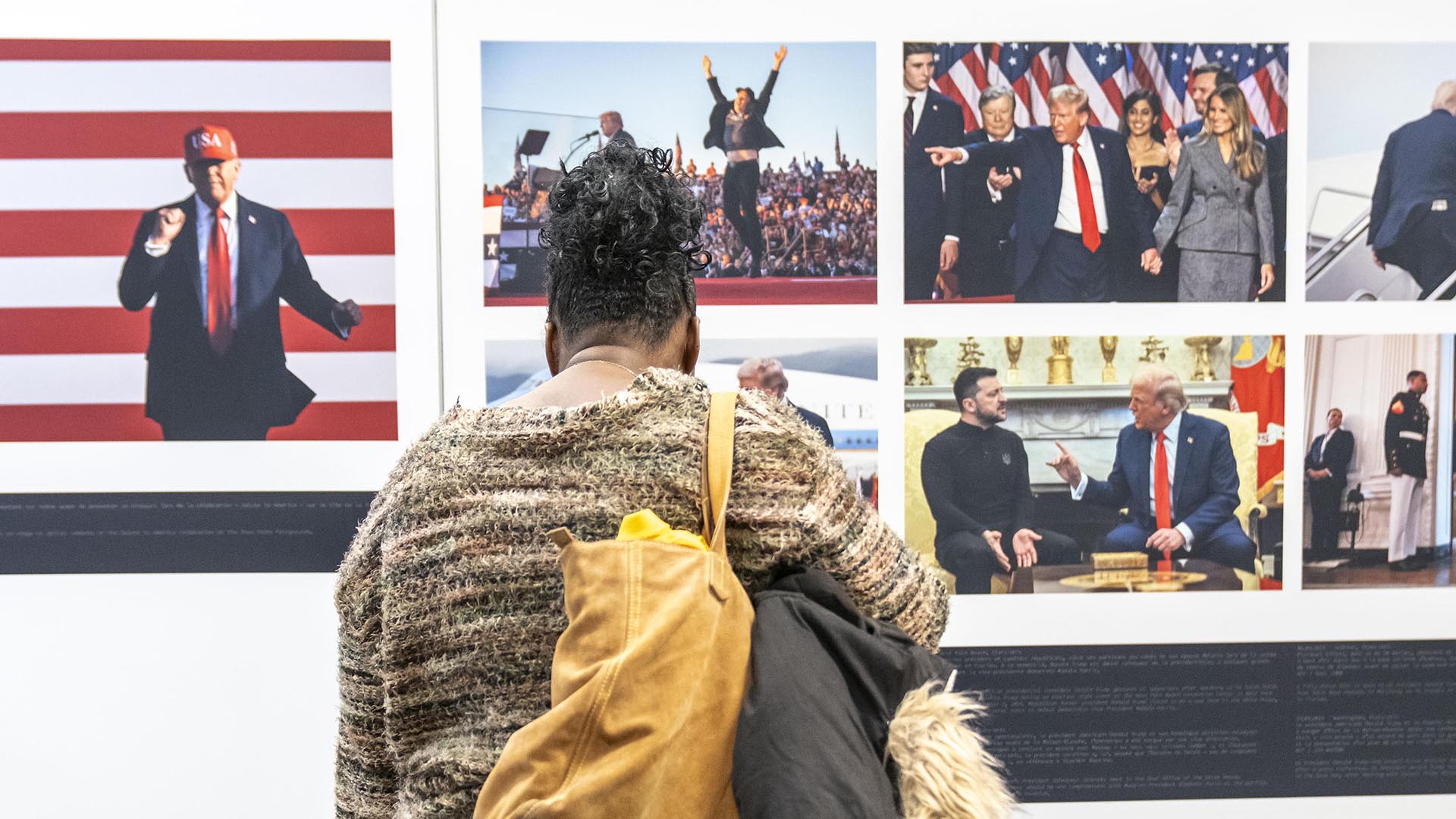 Visiteurs de l'exposition photo AFP