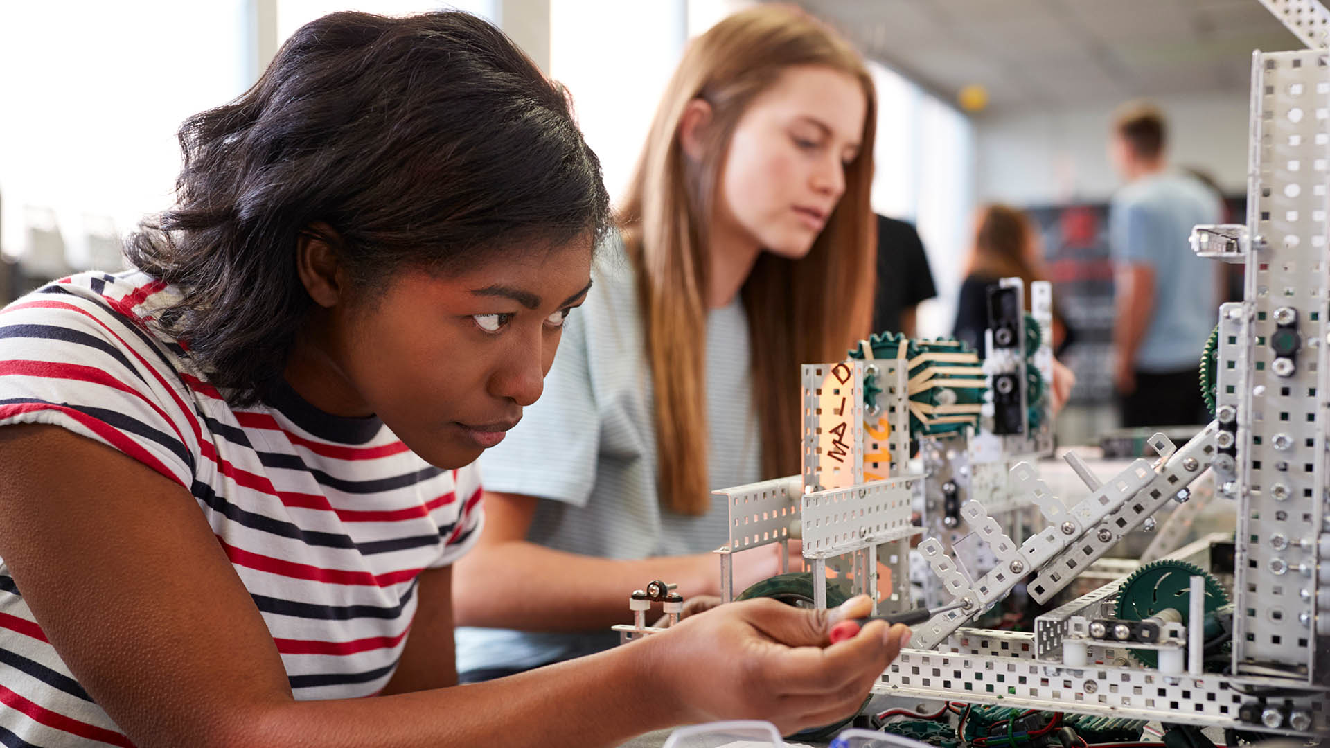 Choisir son école d'ingénieur - élèves en travaux pratiques