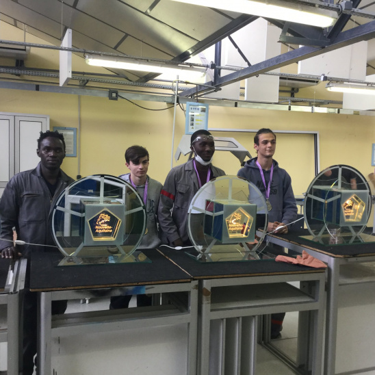 Réalisation des supports en vitre lors des olympiades des métiers