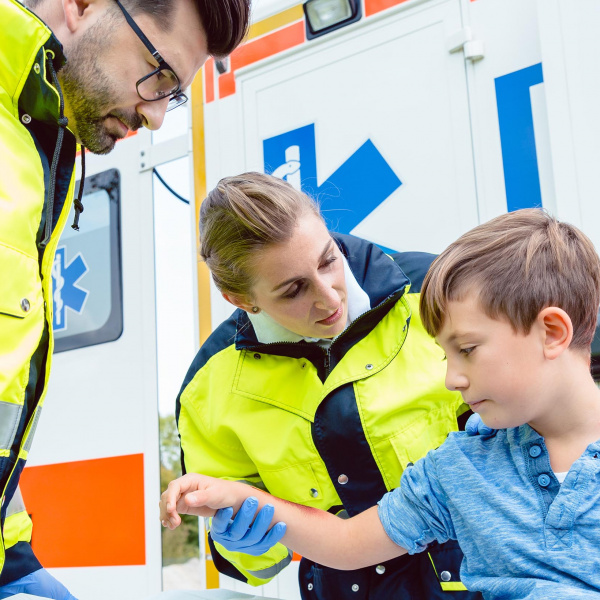 Ambulanciers et garçonnet