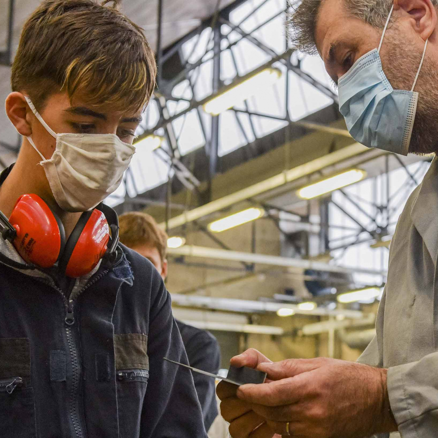 Photo d'un jeune avec son maitre d'apprentissage au lycée Pro Gelos