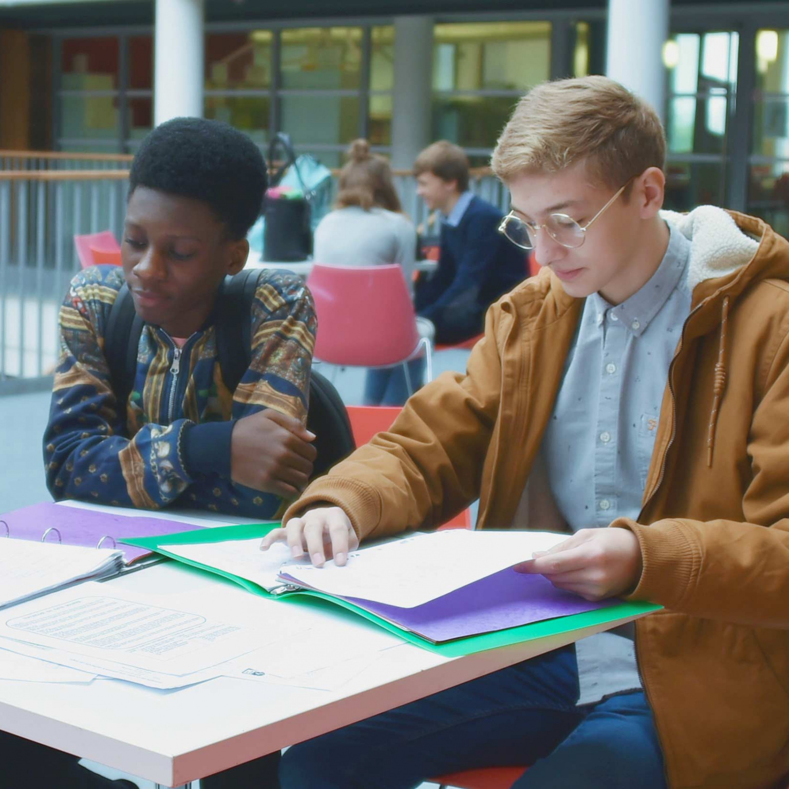 Lycéens effectuant leurs devoirs