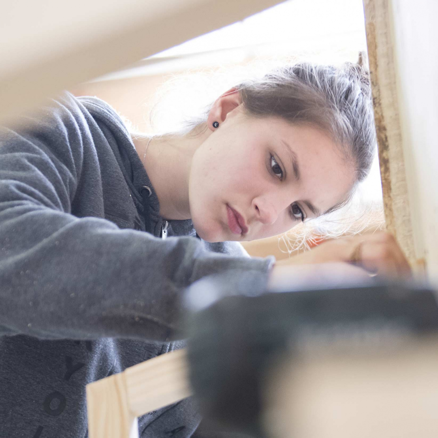 Apprentie travaillant le bois