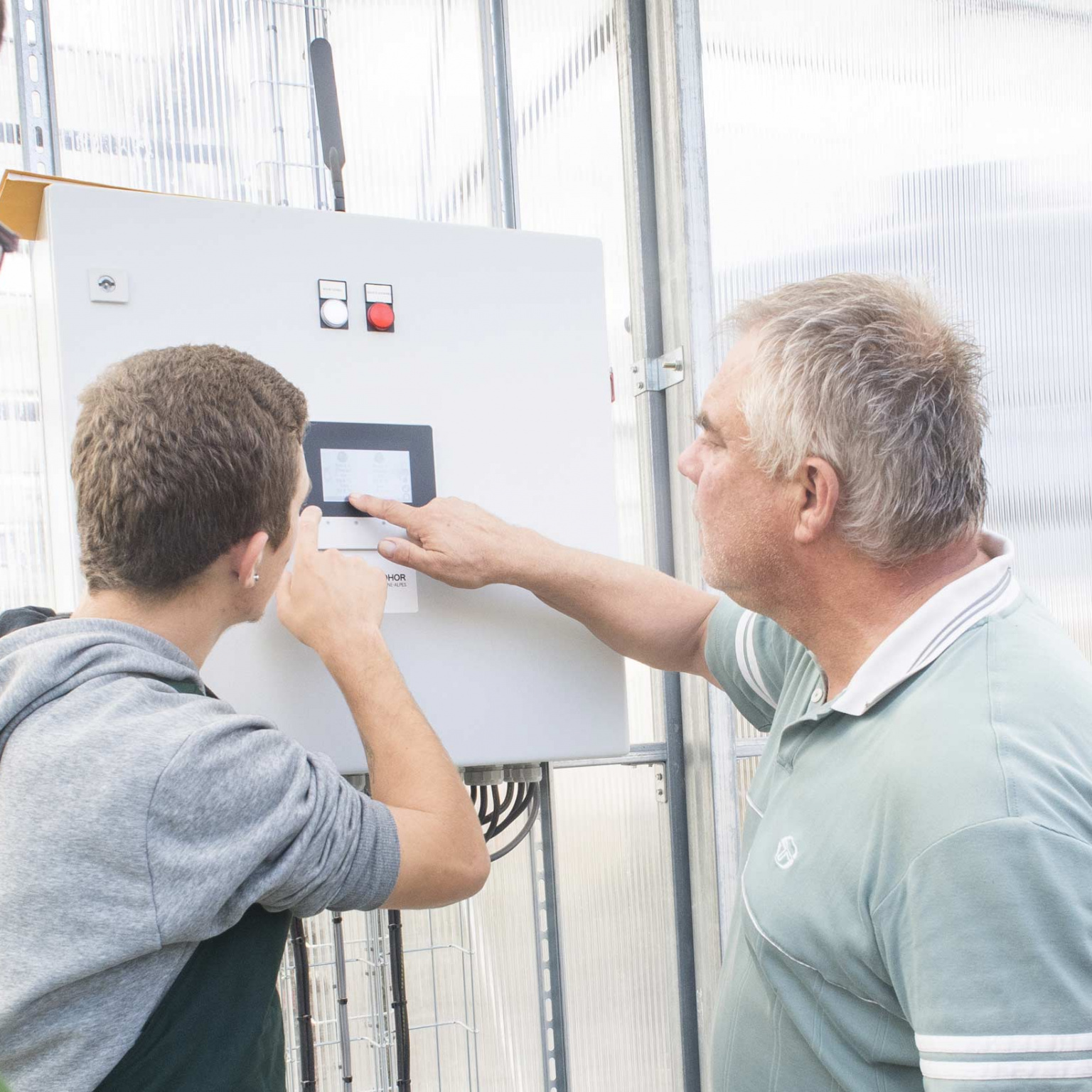 Apprentis avec leur maitre d'apprentissage dans une serre bioclimatique