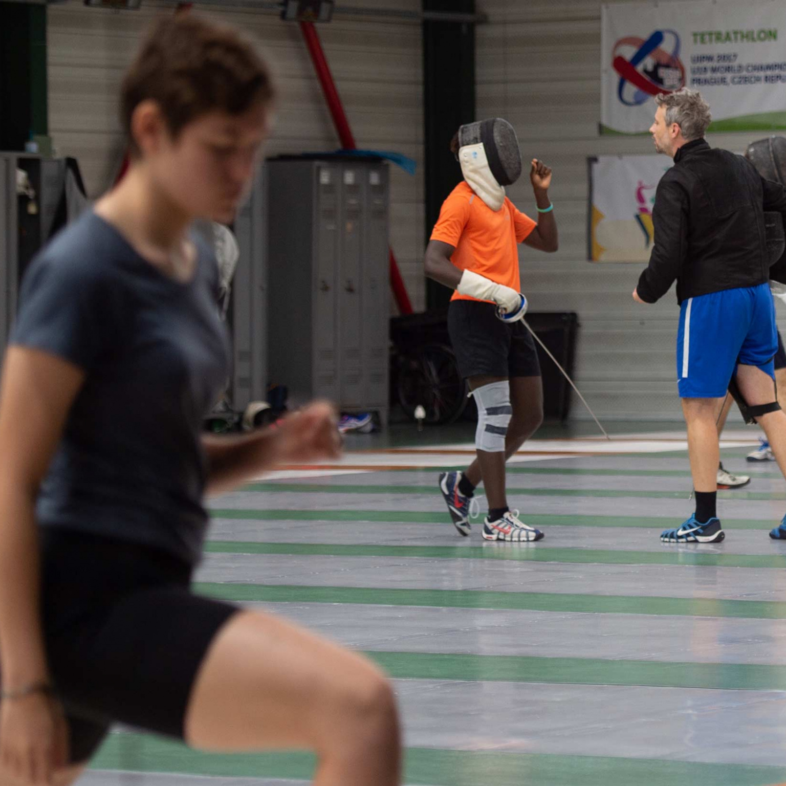 Photos de jeunes jouant de l'escrime