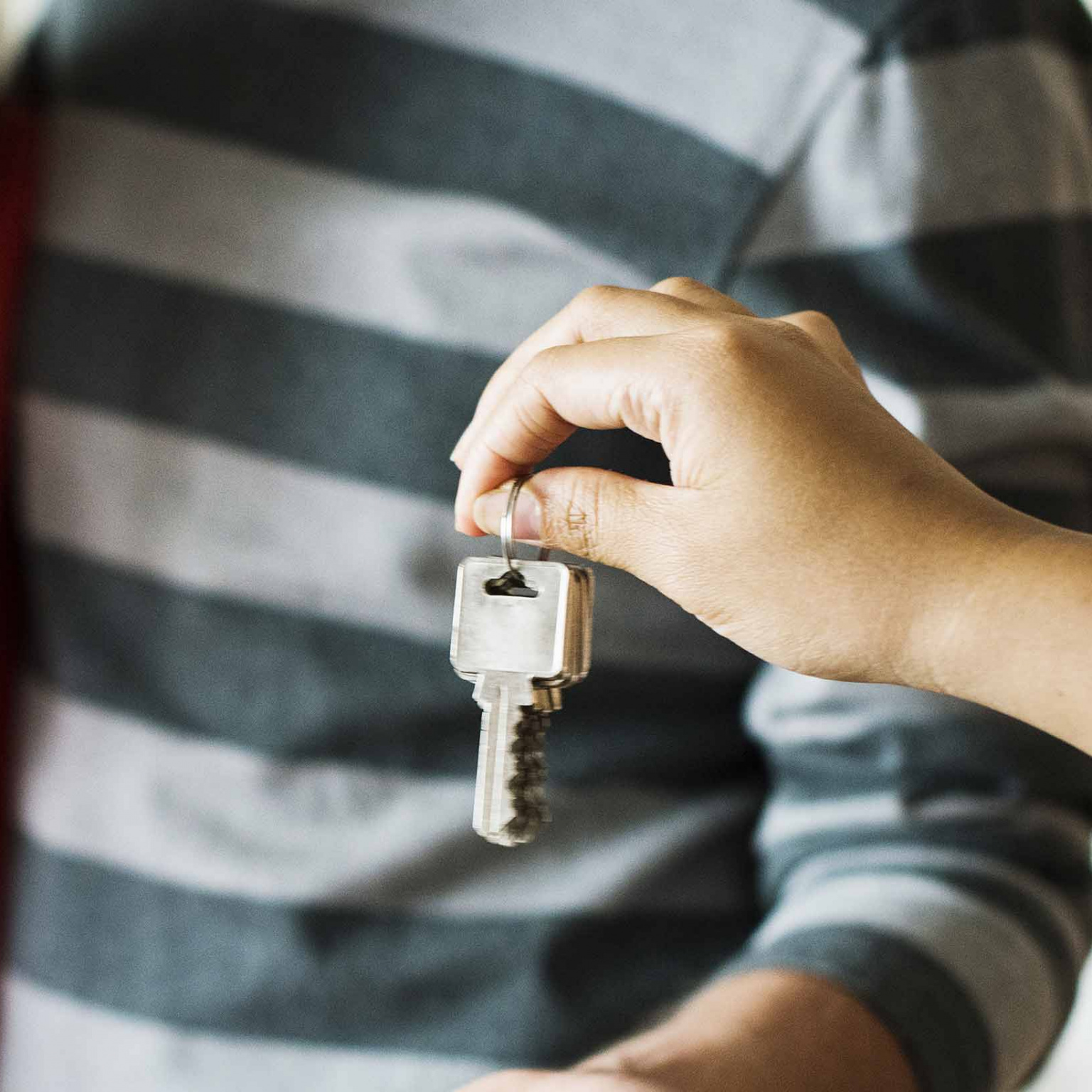 Photo de 2 jeunes recevant les clefs de leur appartement