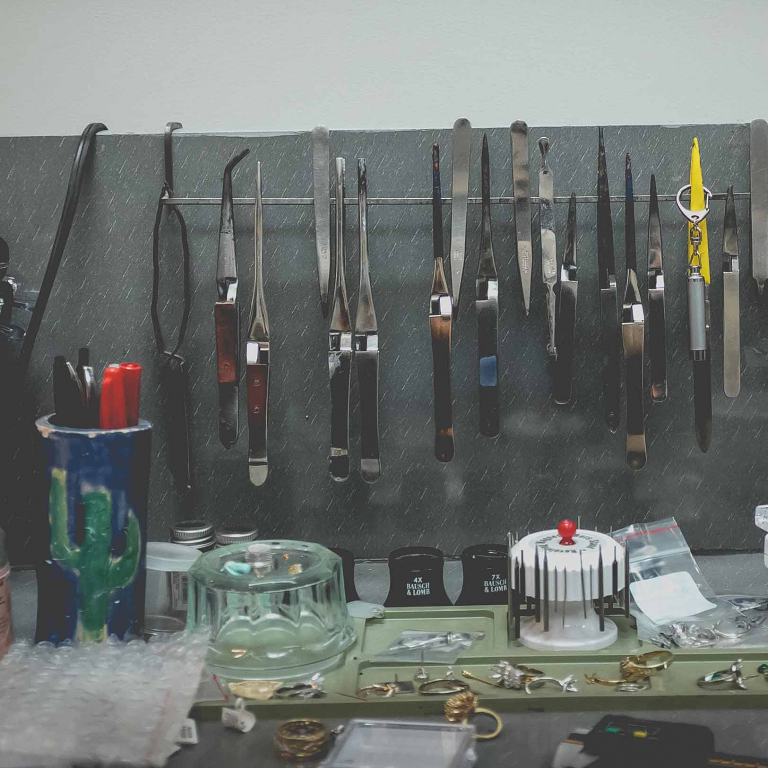 Photo d'outils sur un établi