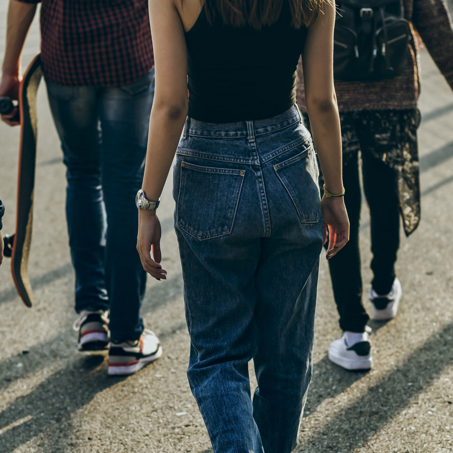 Photo de jeunes de dos marchant dans la rue