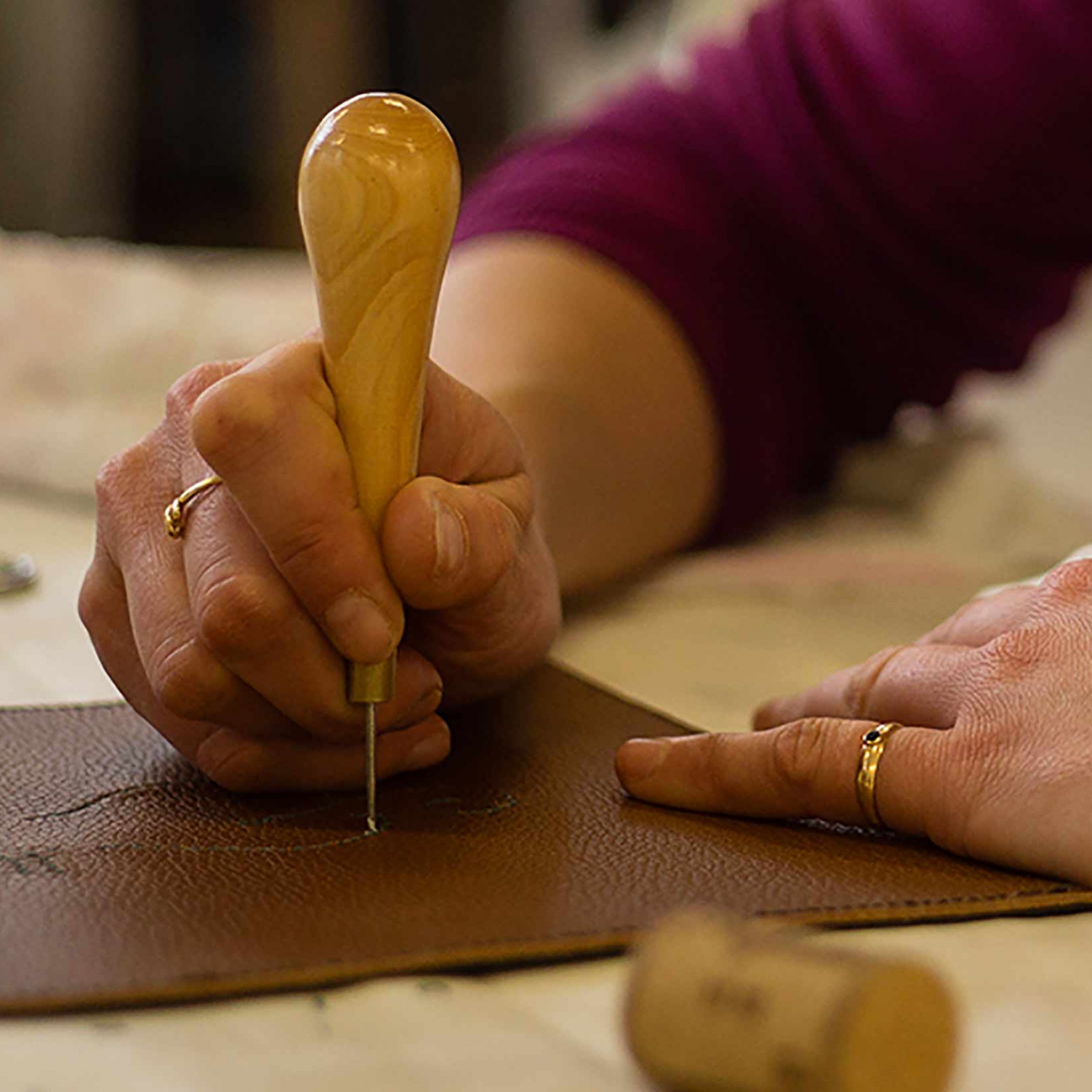 Photo d'une apprenti dans les métiers du Cuir