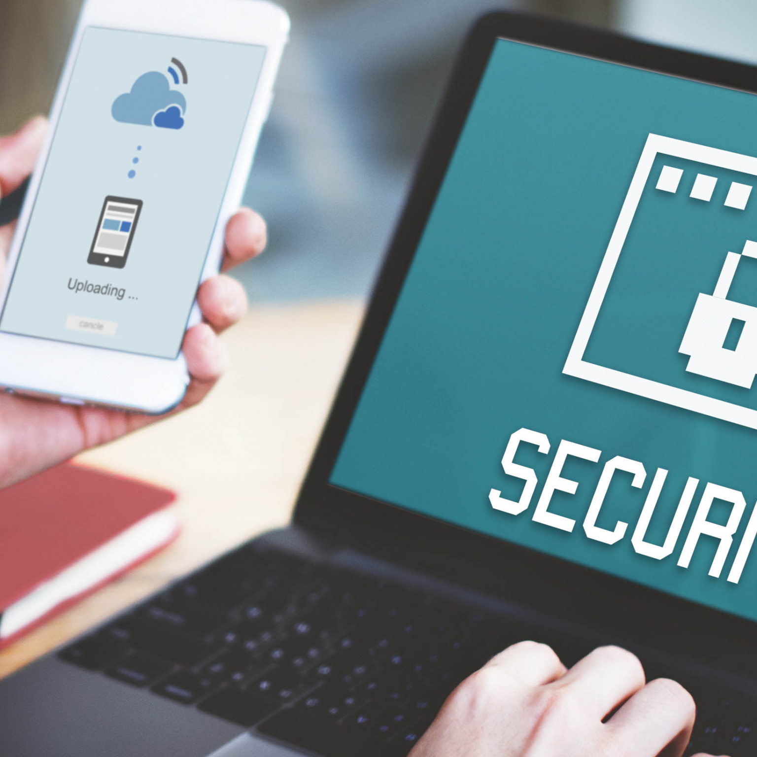 personne se connectant sur un ordinateur sécurisé