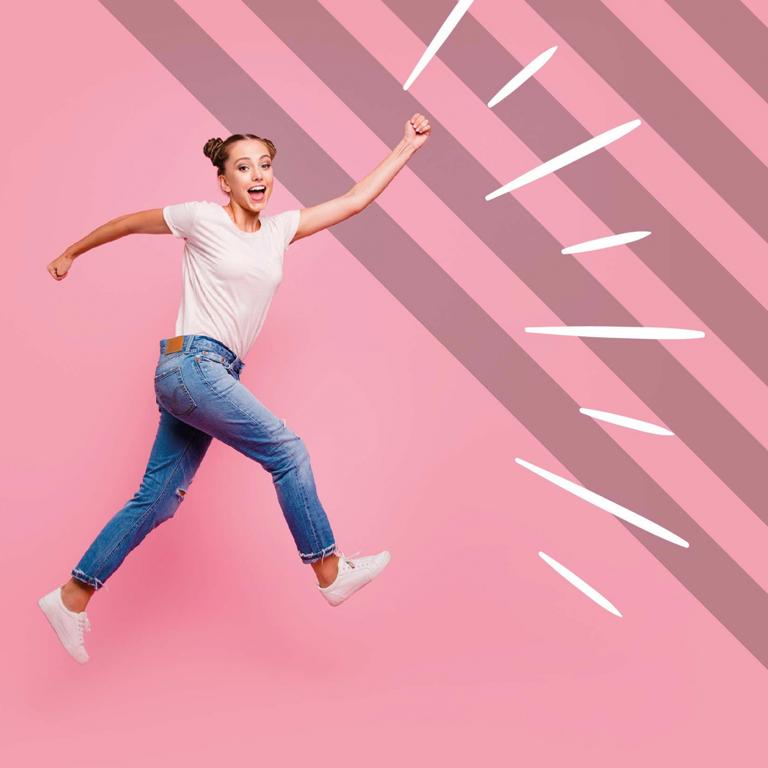 Jeune femme qui saute