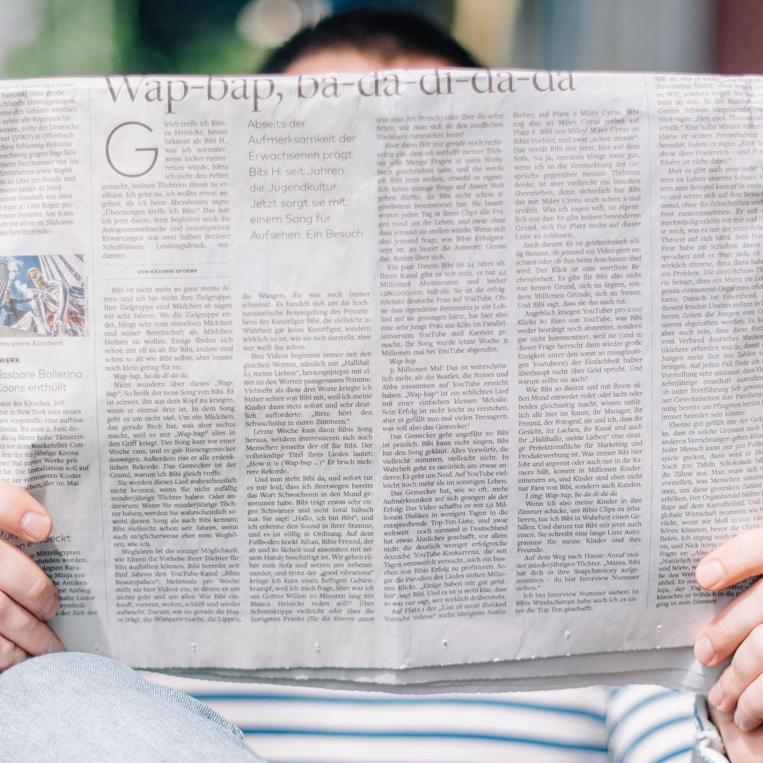 personne lisant un journal