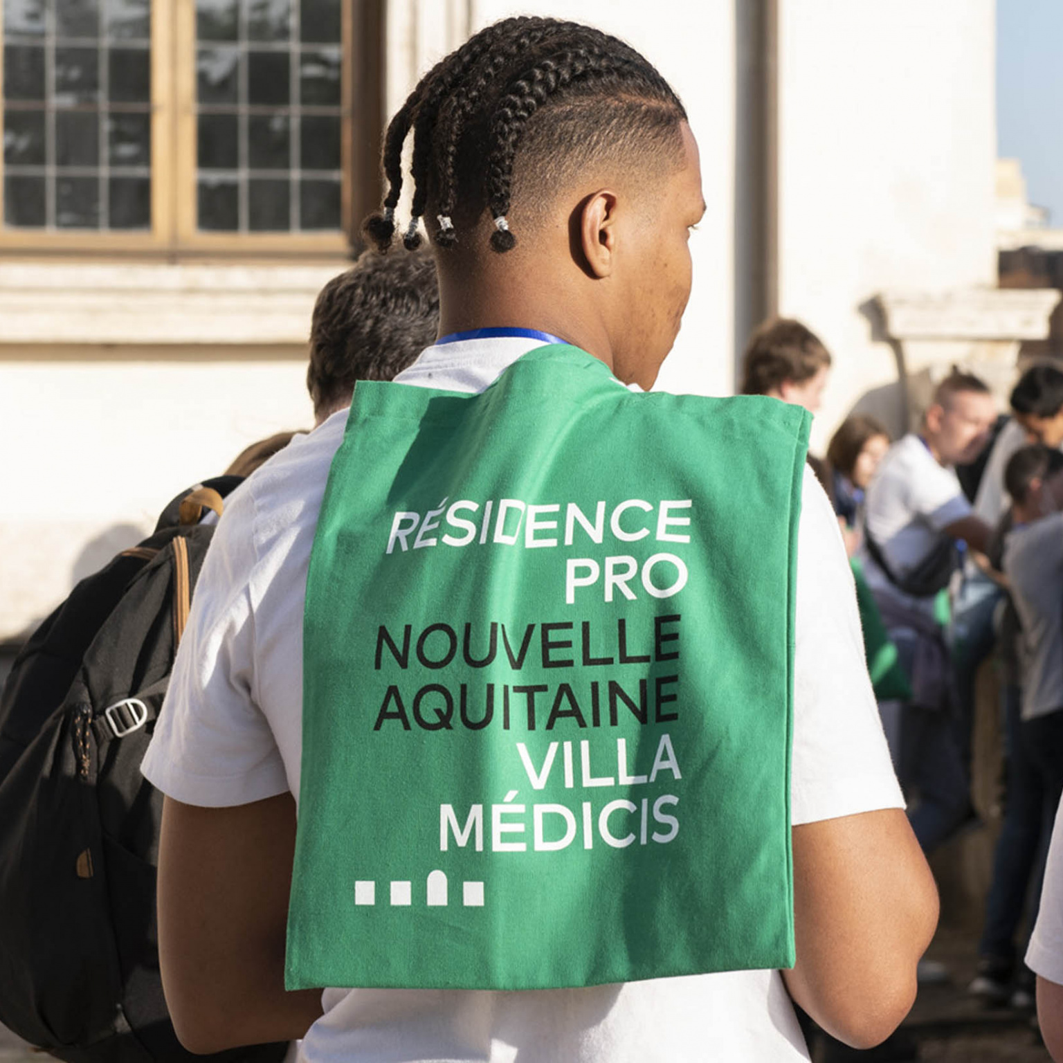 Mai 2022 - jeune homme portant un sac Résidence Pro Villa Médicis