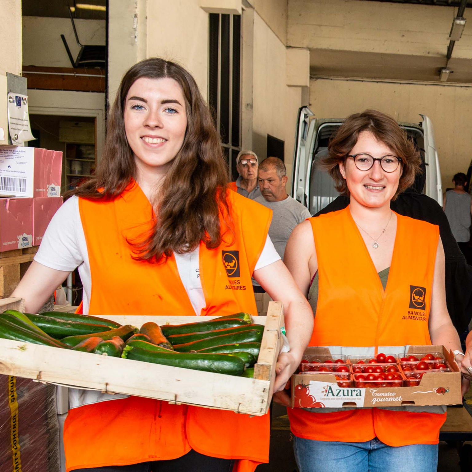 3 jeunes femmes font une collecte pour la Banques alimentaires