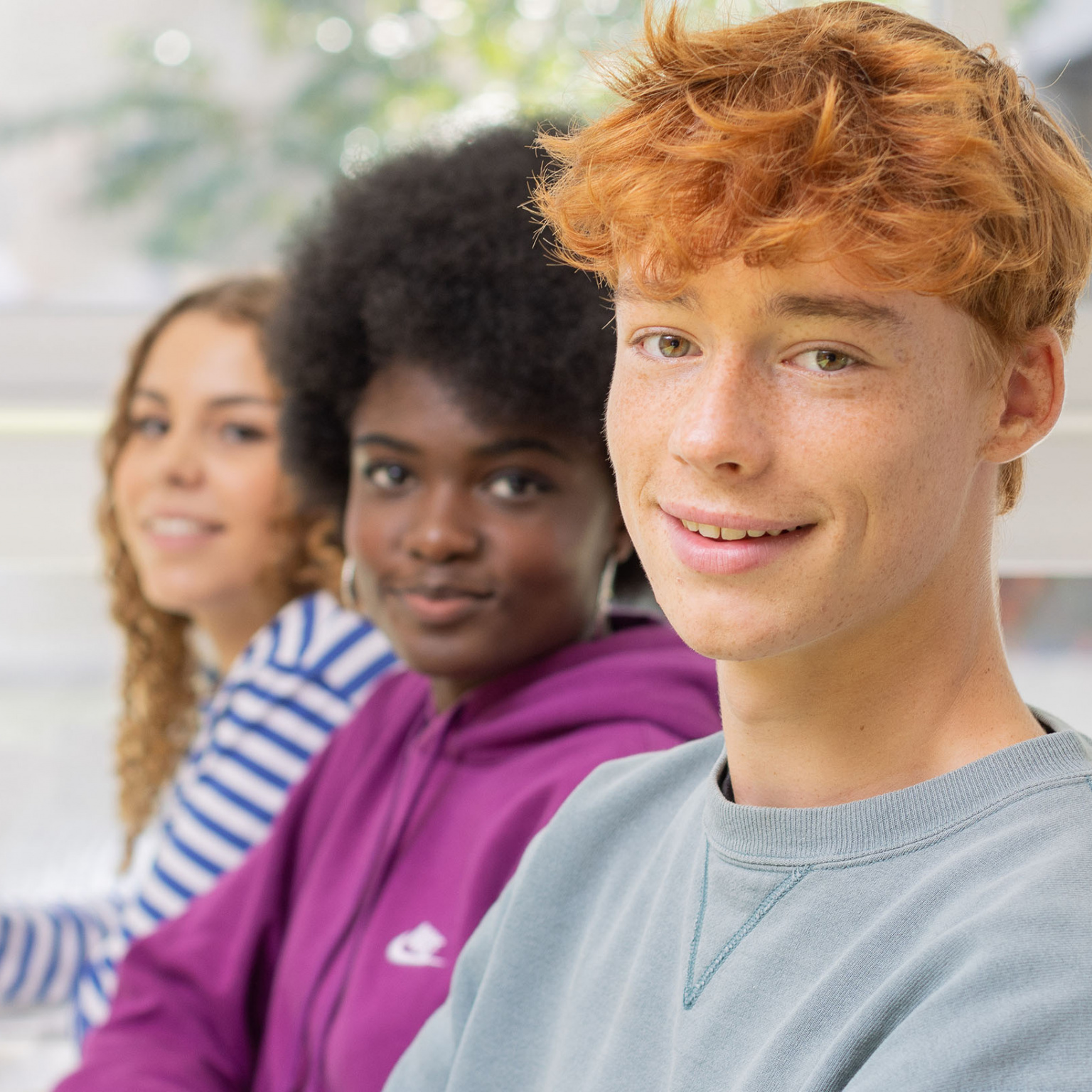 Trois jeunes de trois quart face