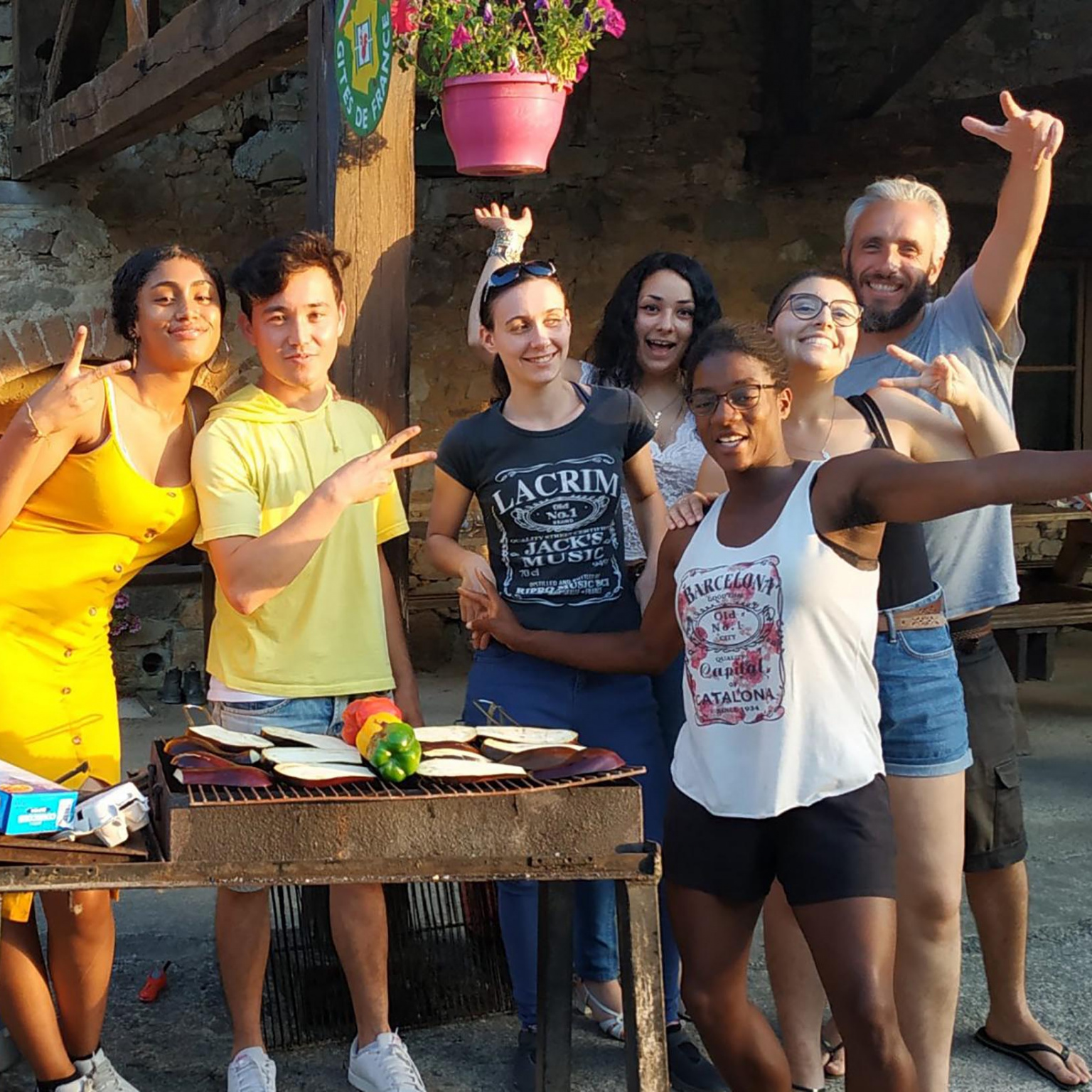 Groupe de jeunes en vacances posant pour la photo