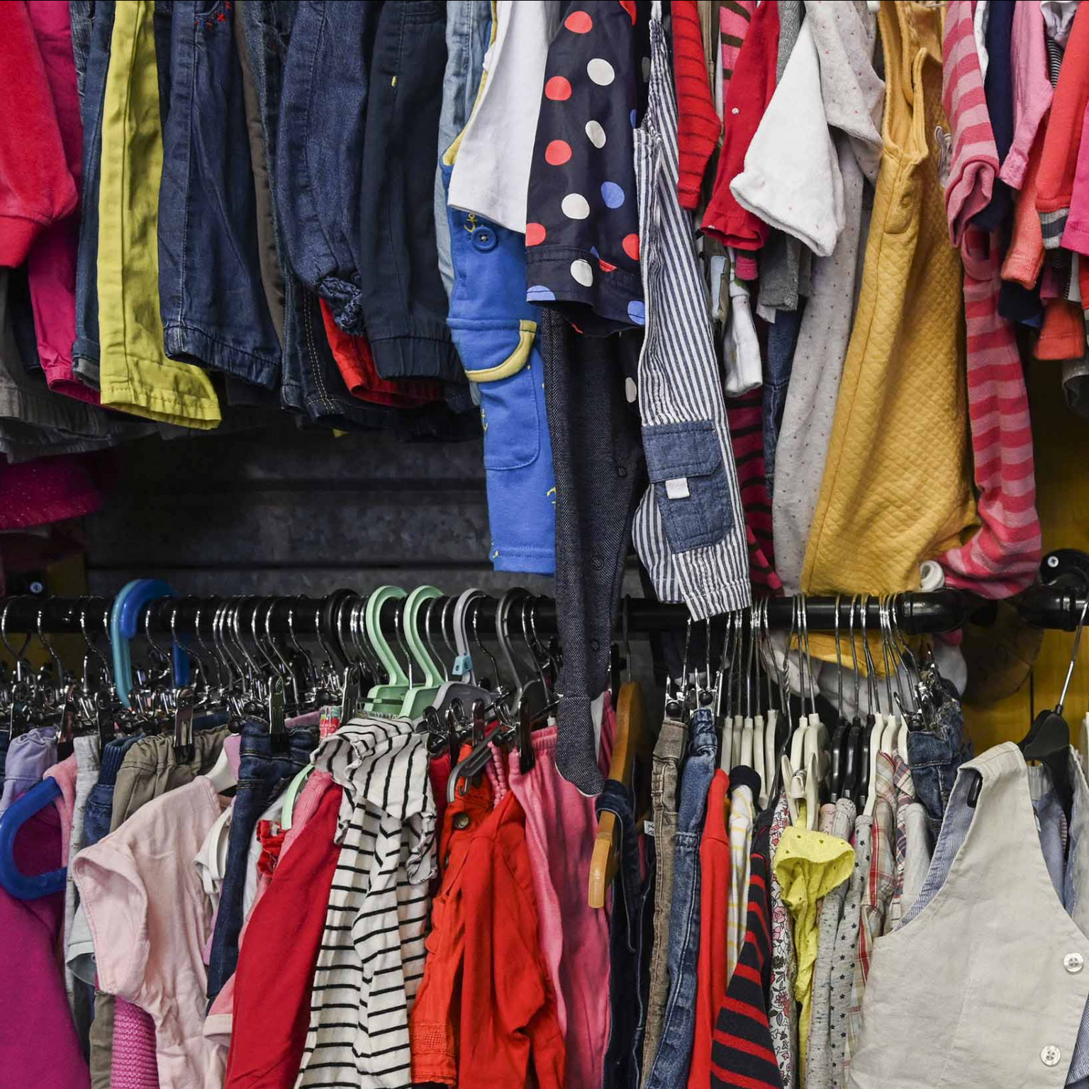 ressourcerie friperie - gros plan sur des vêtements d'enfants