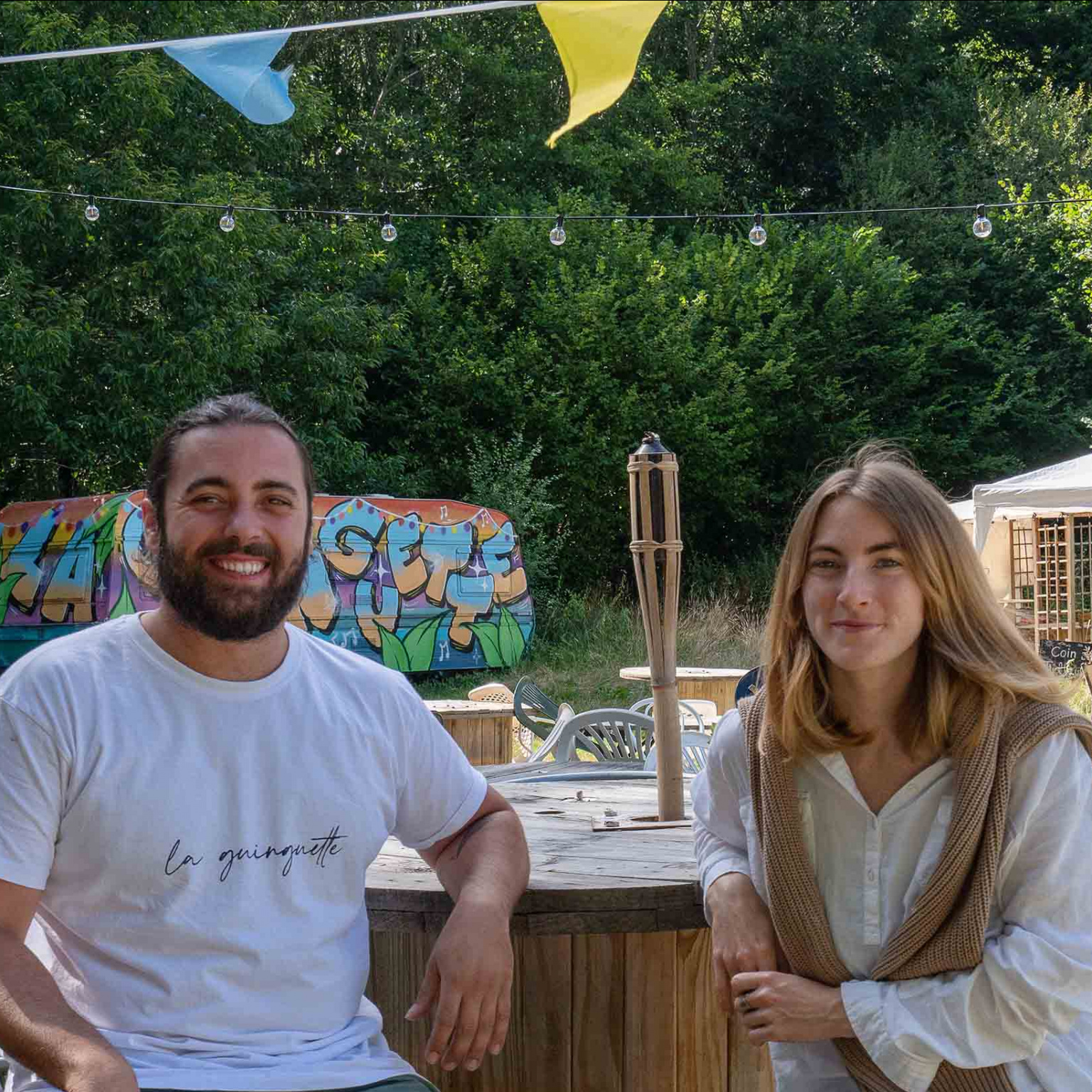 Guinguette de Masmangeas - photo d'un jeune couple devant la guinguette