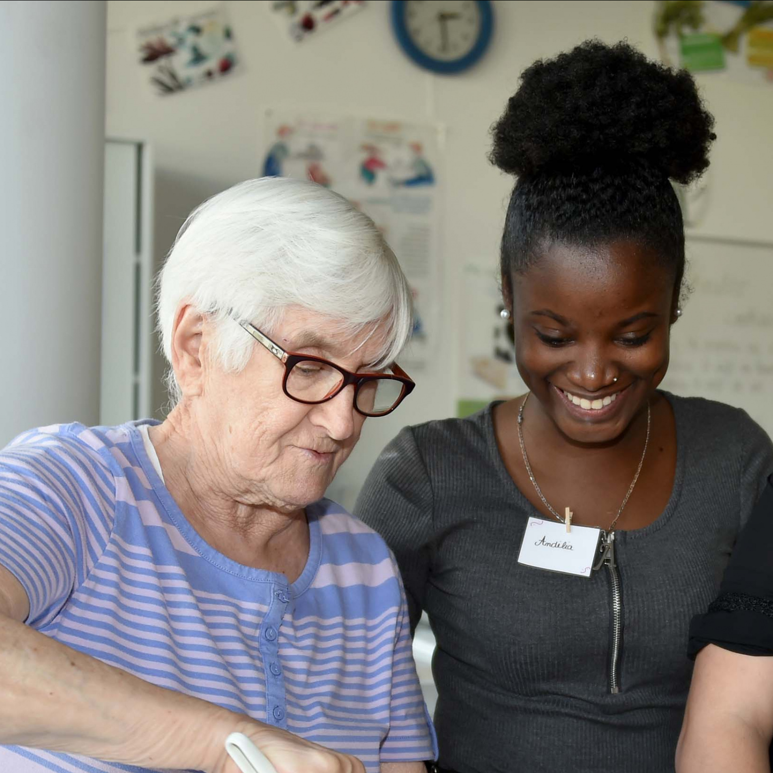 Elèves en Formation SAPAT cuisinant avec une personne âgée