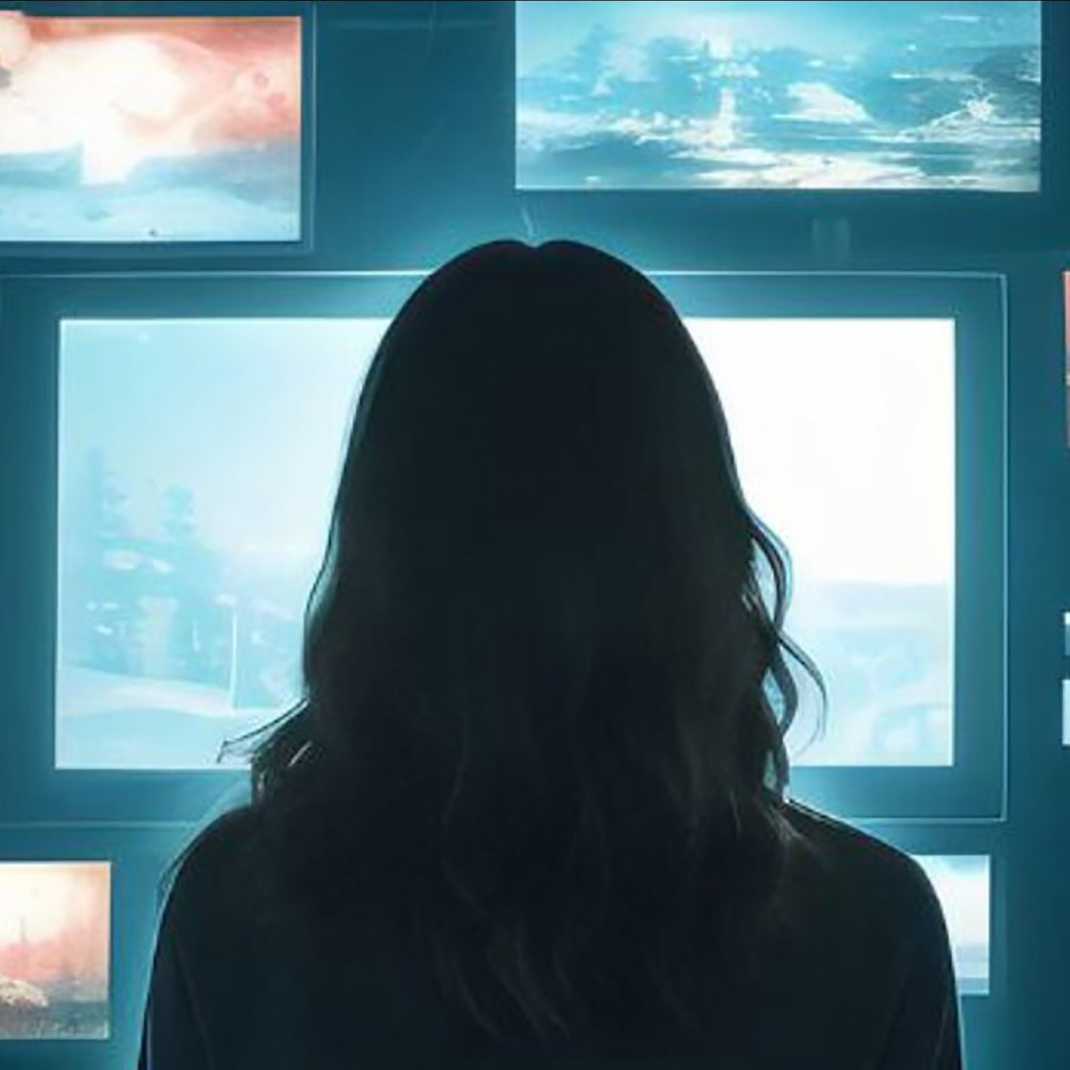 Jeune fille devant un mur d'écran