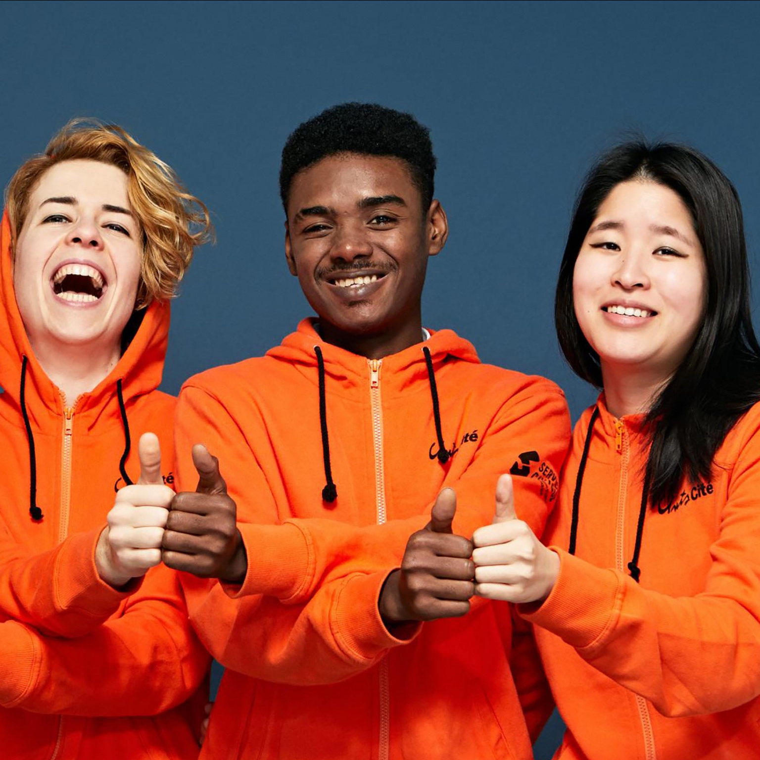Jeunes en Service civique Unis Cités avec ldes sweats Orange