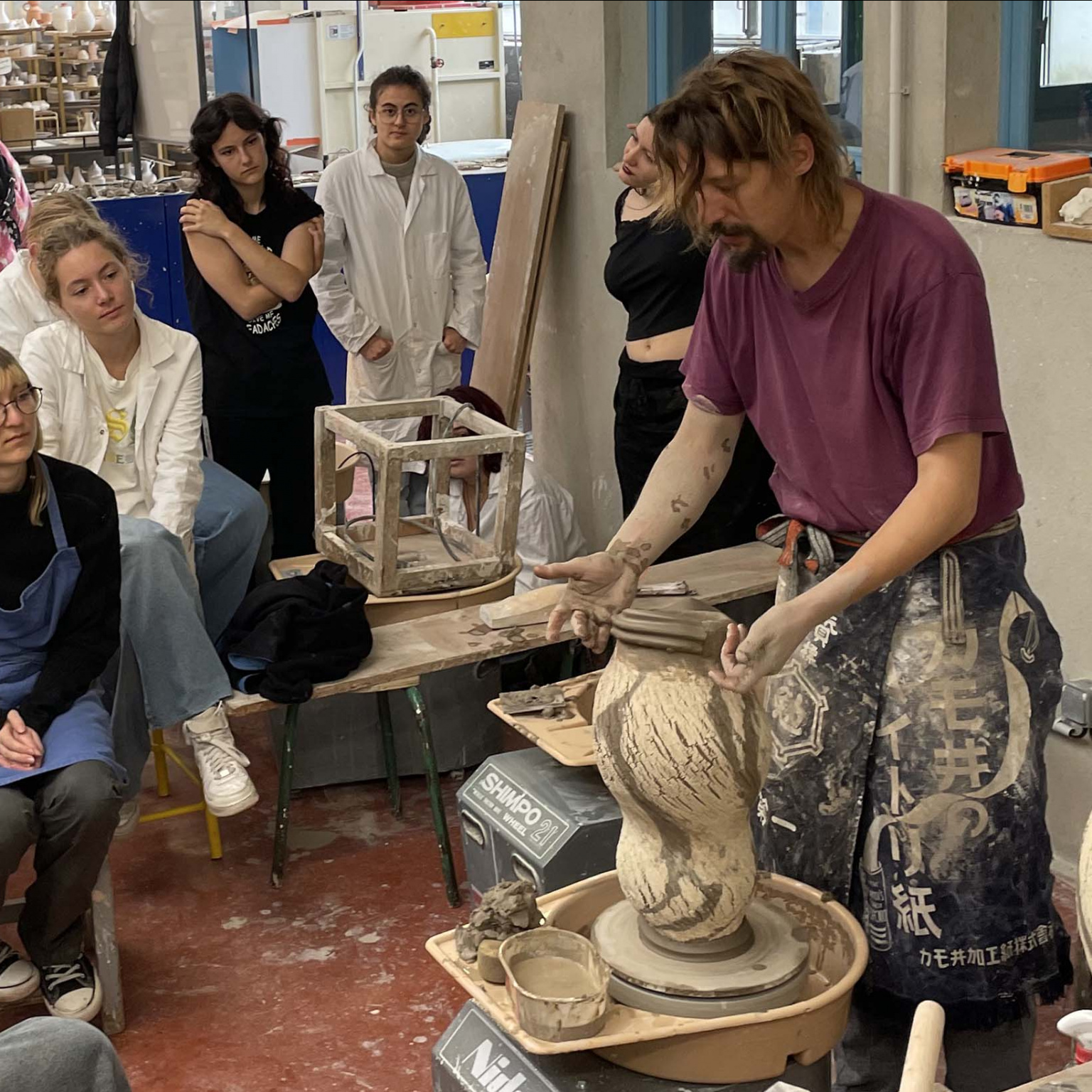 Tristan Chambaud-Héraud Artiste céramiste fait une démonstration dans son lycée
