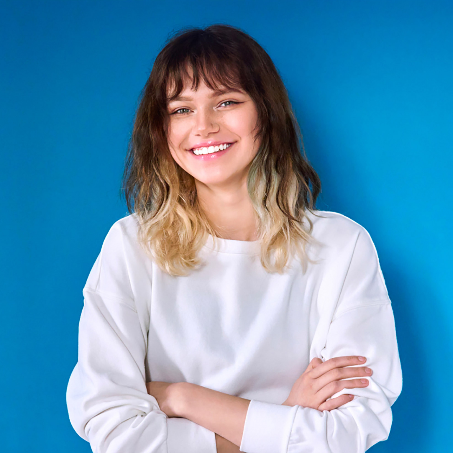 jeune femme sur fond bleu
